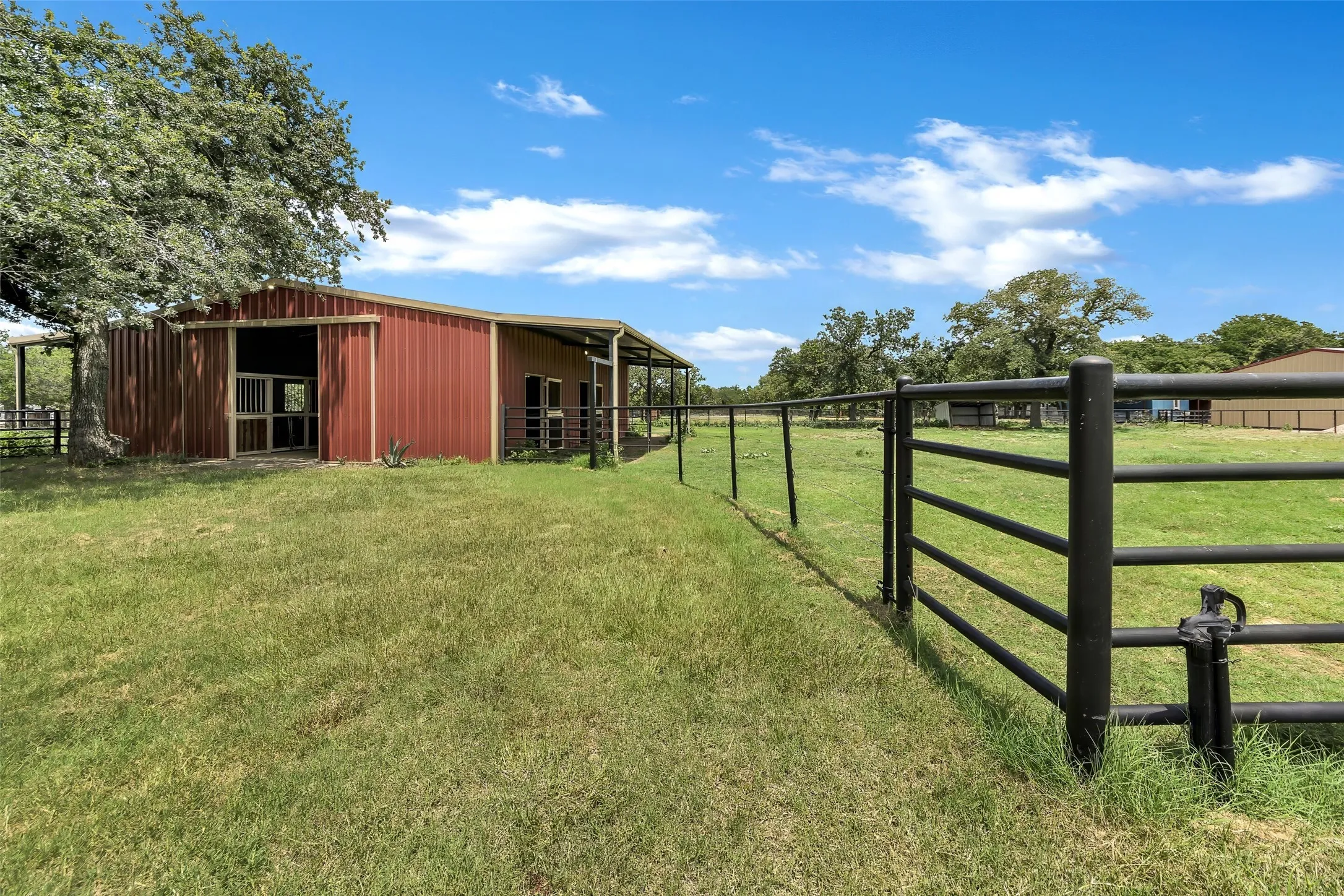 Single Family Residence For Sale in Palo Pinto County , 3911 N Highway 281, Mineral Wells, Texas 76067, 3 Bedroom, 3 Bathroom, 3 Garage spaces, 2,603 Sqft, built in 1994, mls#21341151, Real Estate Agent in Mineral Wells, Homes For Sale in Palo Pinto county, Homes For Sale in Mineral Wells, Realtor in Mineral Wells Texas, Real Estate Brokerage Independent Realty Texas, Luminita Cordes Realtor