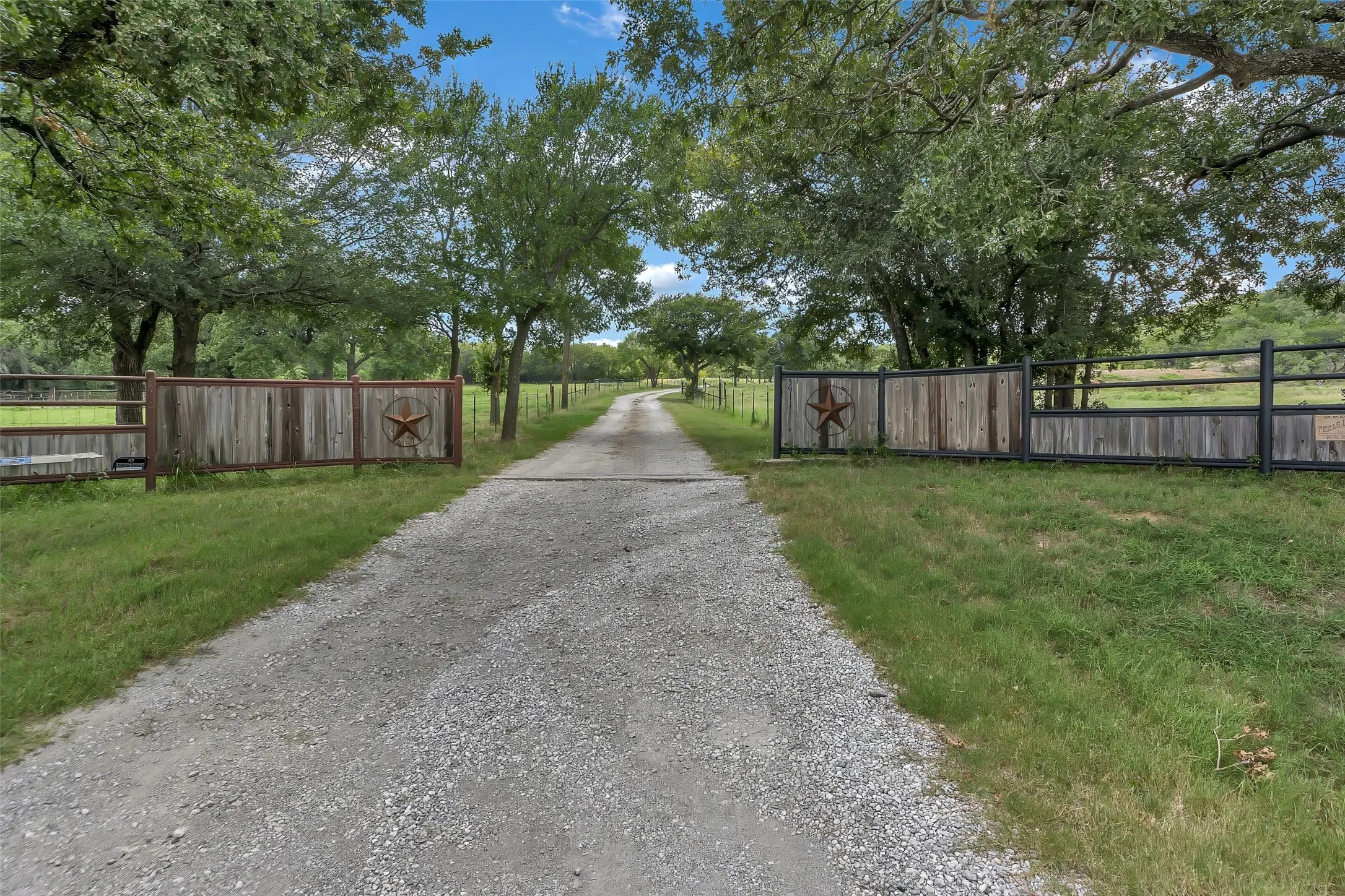 Single Family Residence For Sale in Palo Pinto County , 3911 N Highway 281, Mineral Wells, Texas 76067, 3 Bedroom, 3 Bathroom, 3 Garage spaces, 2,603 Sqft, built in 1994, mls#21341151, Real Estate Agent in Mineral Wells, Homes For Sale in Palo Pinto county, Homes For Sale in Mineral Wells, Realtor in Mineral Wells Texas, Real Estate Brokerage Independent Realty Texas, Luminita Cordes Realtor
