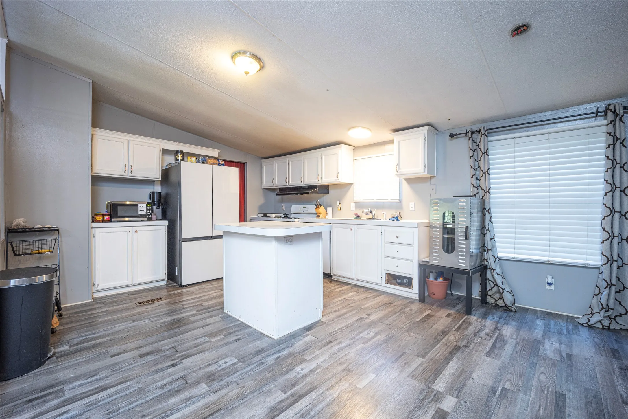 Mobile Home For Sale in Kaufman County , 15960 Four Oaks Drive, Kemp, Texas 75143, 5 Bedroom, 4 Bathroom, Garage spaces, 2,496 Sqft, built in 1995, mls#21340238, Real Estate Agent in Kemp, Homes For Sale in Kaufman county, Homes For Sale in Kemp, Realtor in Kemp Texas, Real Estate Brokerage Independent Realty Texas, Luminita Cordes Realtor