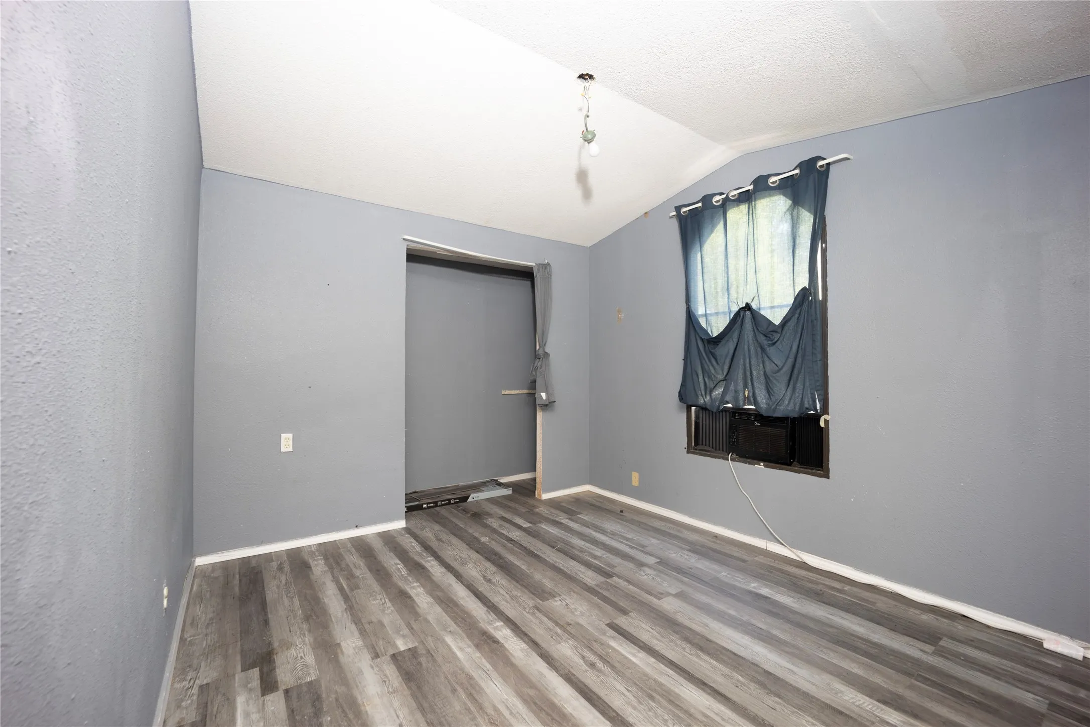 Mobile Home For Sale in Kaufman County , 15960 Four Oaks Drive, Kemp, Texas 75143, 5 Bedroom, 4 Bathroom, Garage spaces, 2,496 Sqft, built in 1995, mls#21340238, Real Estate Agent in Kemp, Homes For Sale in Kaufman county, Homes For Sale in Kemp, Realtor in Kemp Texas, Real Estate Brokerage Independent Realty Texas, Luminita Cordes Realtor