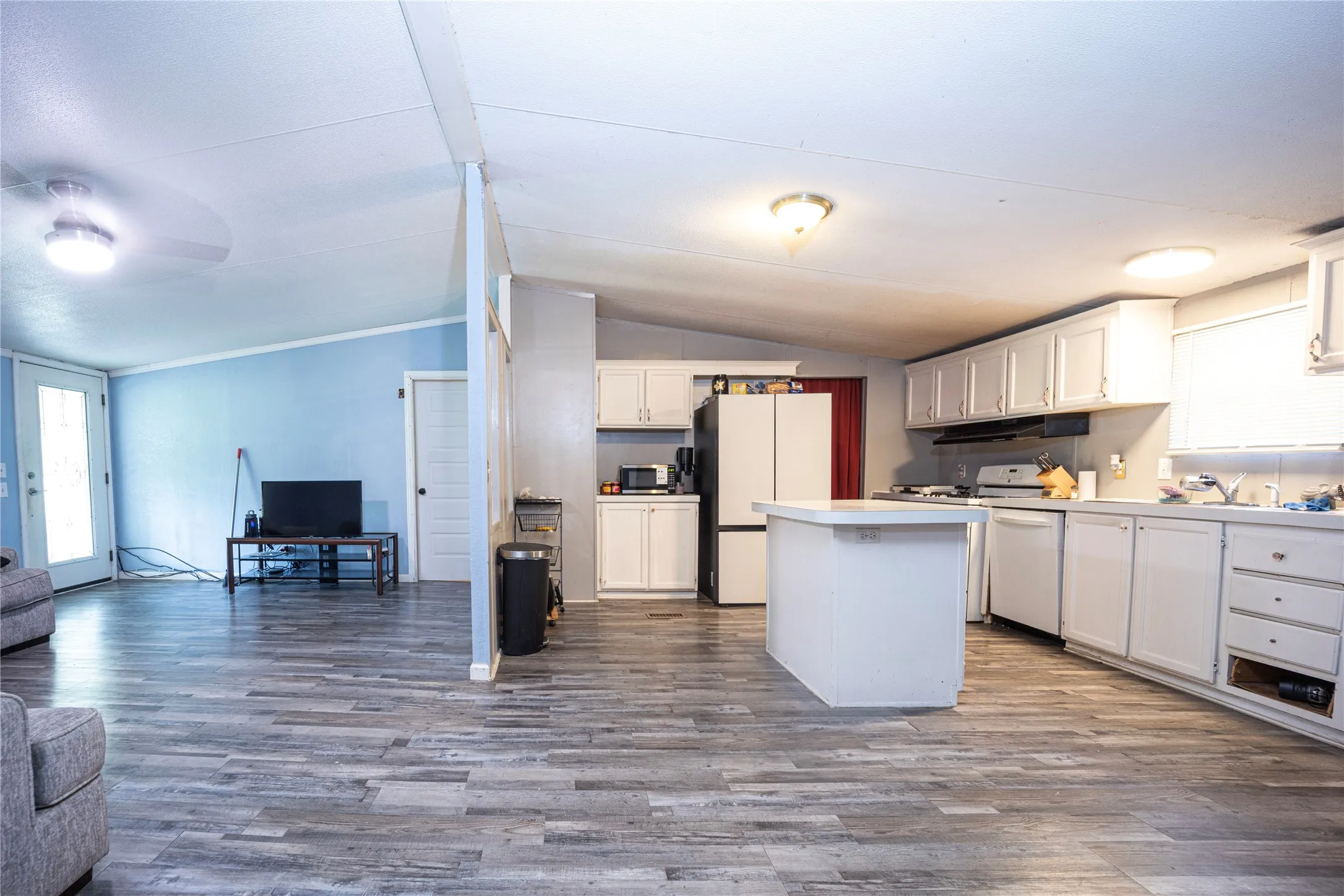 Mobile Home For Sale in Kaufman County , 15960 Four Oaks Drive, Kemp, Texas 75143, 5 Bedroom, 4 Bathroom, Garage spaces, 2,496 Sqft, built in 1995, mls#21340238, Real Estate Agent in Kemp, Homes For Sale in Kaufman county, Homes For Sale in Kemp, Realtor in Kemp Texas, Real Estate Brokerage Independent Realty Texas, Luminita Cordes Realtor