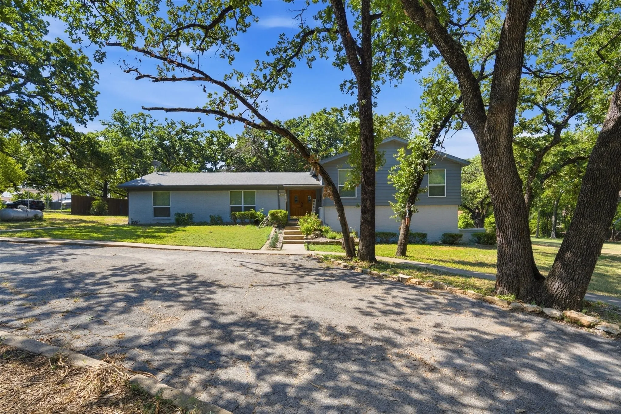 Single Family Residence For Sale in Tarrant County , 4308 Borden Drive, Arlington, Texas 76017, 3 Bedroom, 2 Bathroom, 2 Garage spaces, 2,021 Sqft, built in 1965, mls#21339551, Real Estate Agent in Arlington, Homes For Sale in Tarrant county, Homes For Sale in Arlington, Realtor in Arlington Texas, Real Estate Brokerage Independent Realty Texas, Luminita Cordes Realtor