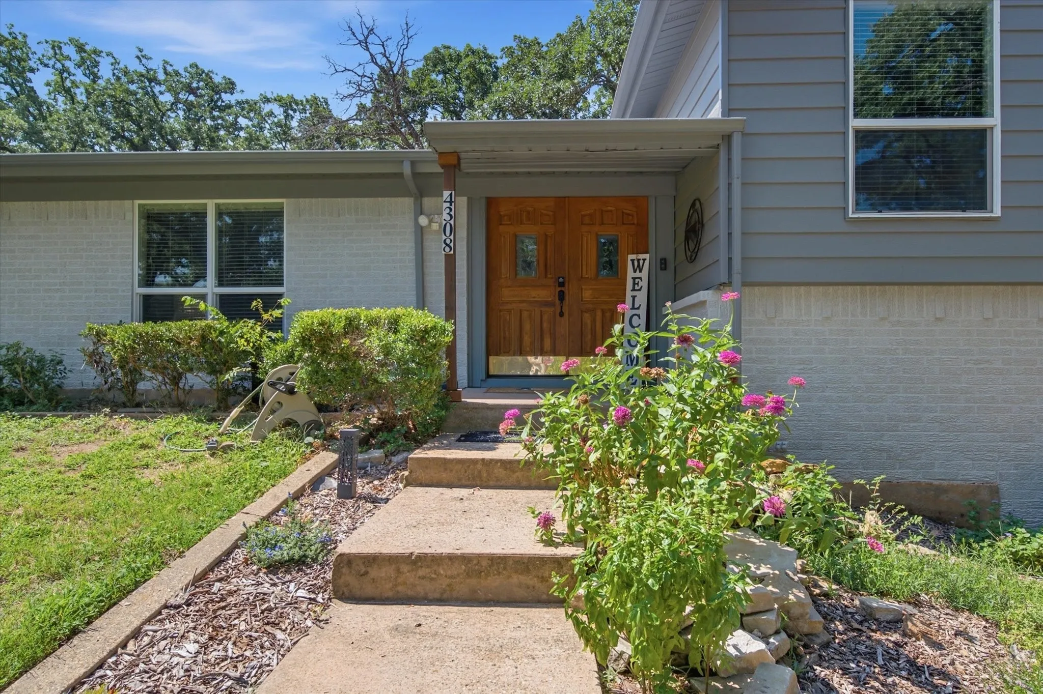Single Family Residence For Sale in Tarrant County , 4308 Borden Drive, Arlington, Texas 76017, 3 Bedroom, 2 Bathroom, 2 Garage spaces, 2,021 Sqft, built in 1965, mls#21339551, Real Estate Agent in Arlington, Homes For Sale in Tarrant county, Homes For Sale in Arlington, Realtor in Arlington Texas, Real Estate Brokerage Independent Realty Texas, Luminita Cordes Realtor
