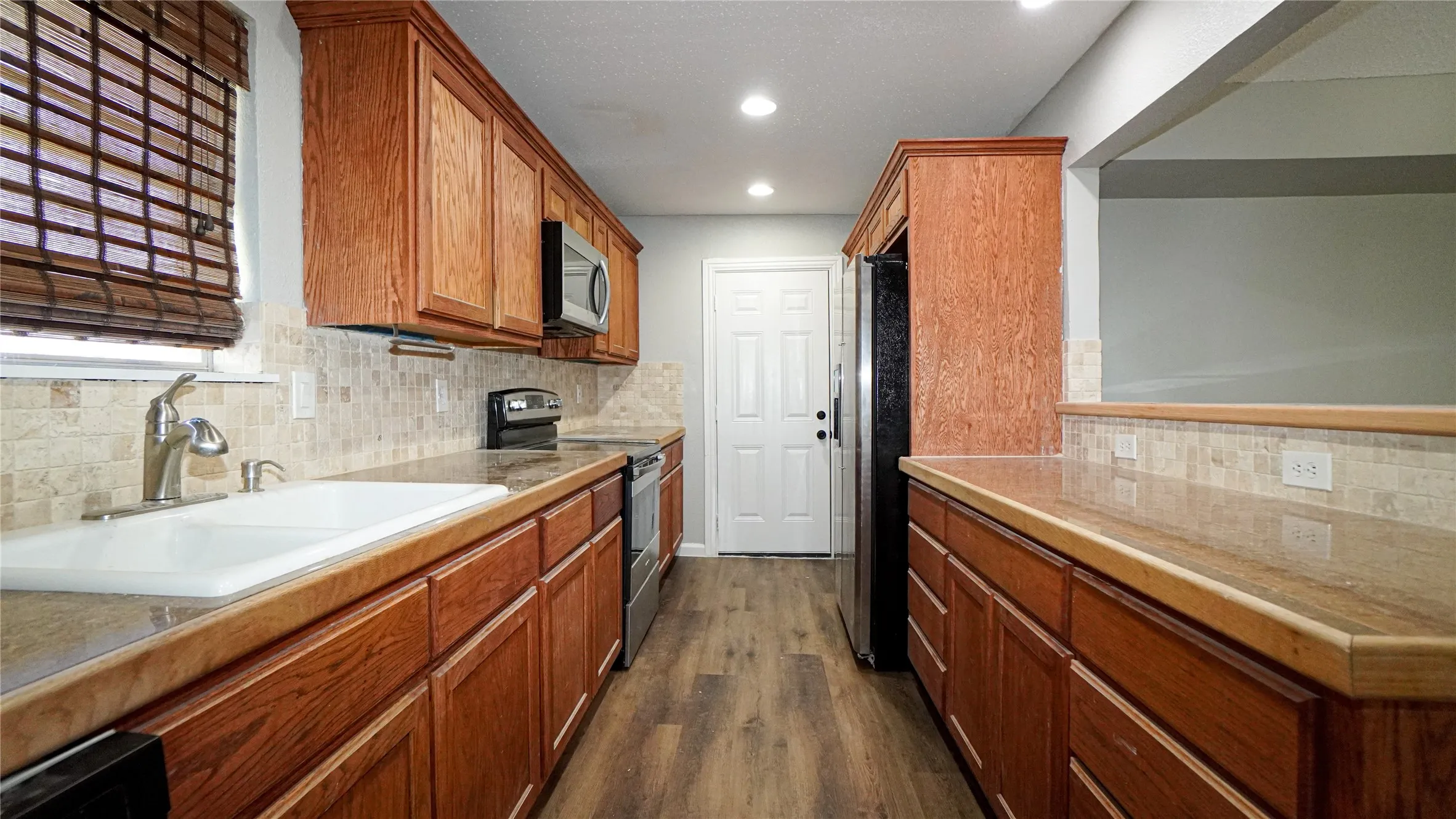 Single Family Residence For Rent in Dallas County , 7113 Ridgeview Drive, Rowlett, Texas 75089, 3 Bedroom, 2 Bathroom, 2 Garage spaces, 1,548 Sqft, built in 1978, mls#21340053, Real Estate Agent in Rowlett, Homes For Rent in Dallas county, Homes For Rent in Rowlett, Realtor in Rowlett Texas, Real Estate Brokerage Independent Realty Texas, Luminita Cordes Realtor