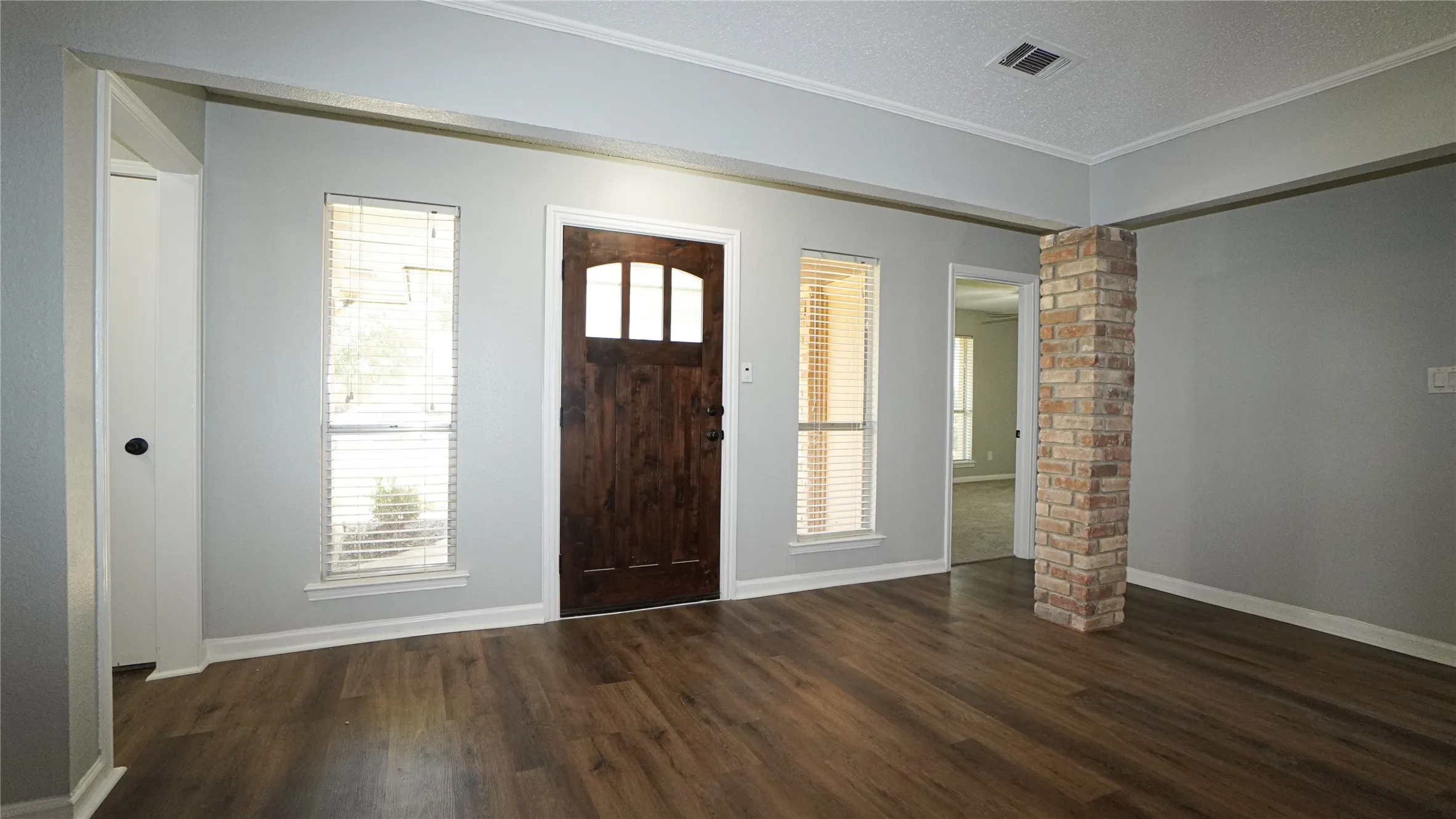Single Family Residence For Rent in Dallas County , 7113 Ridgeview Drive, Rowlett, Texas 75089, 3 Bedroom, 2 Bathroom, 2 Garage spaces, 1,548 Sqft, built in 1978, mls#21340053, Real Estate Agent in Rowlett, Homes For Rent in Dallas county, Homes For Rent in Rowlett, Realtor in Rowlett Texas, Real Estate Brokerage Independent Realty Texas, Luminita Cordes Realtor