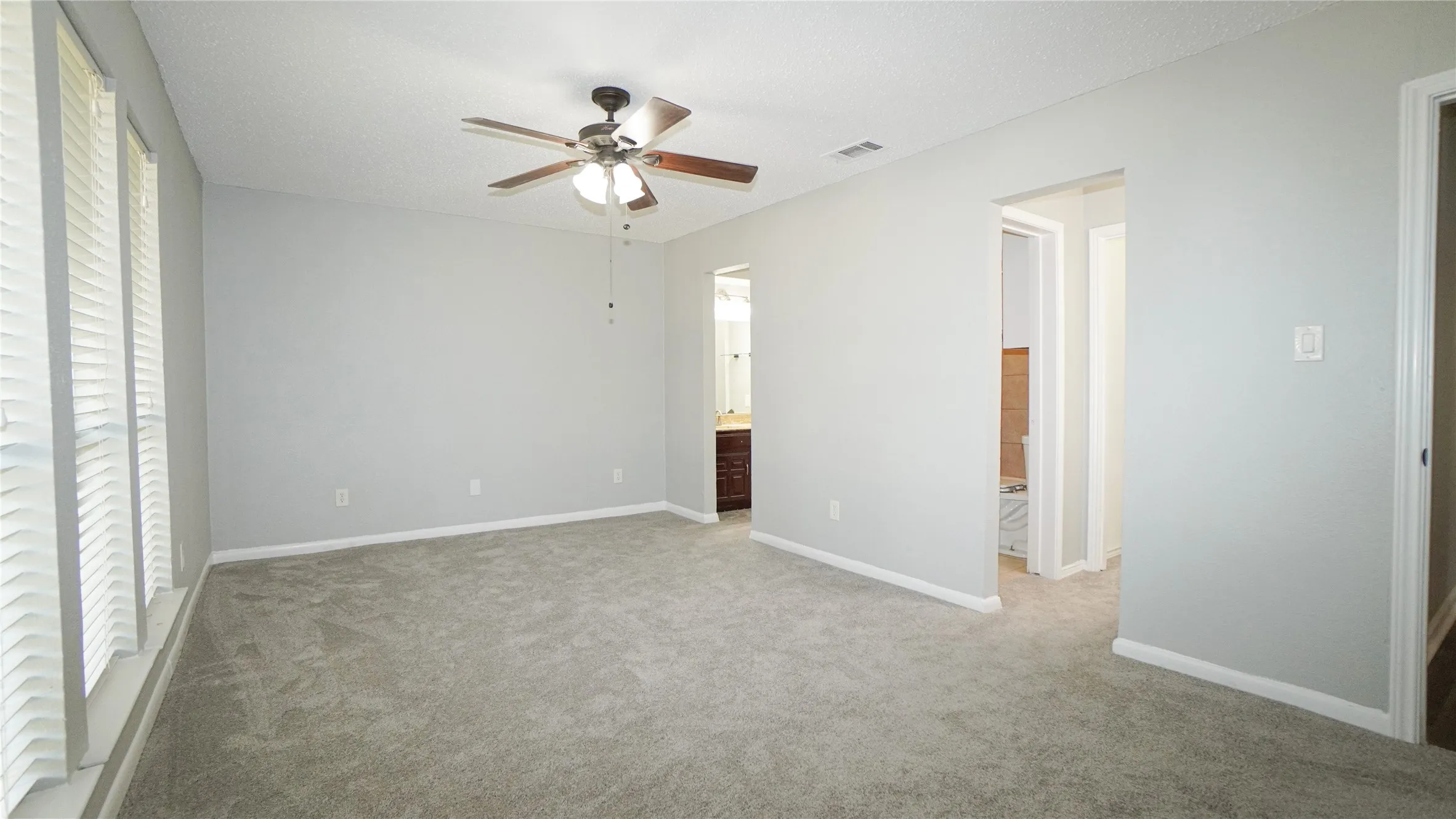 Single Family Residence For Rent in Dallas County , 7113 Ridgeview Drive, Rowlett, Texas 75089, 3 Bedroom, 2 Bathroom, 2 Garage spaces, 1,548 Sqft, built in 1978, mls#21340053, Real Estate Agent in Rowlett, Homes For Rent in Dallas county, Homes For Rent in Rowlett, Realtor in Rowlett Texas, Real Estate Brokerage Independent Realty Texas, Luminita Cordes Realtor