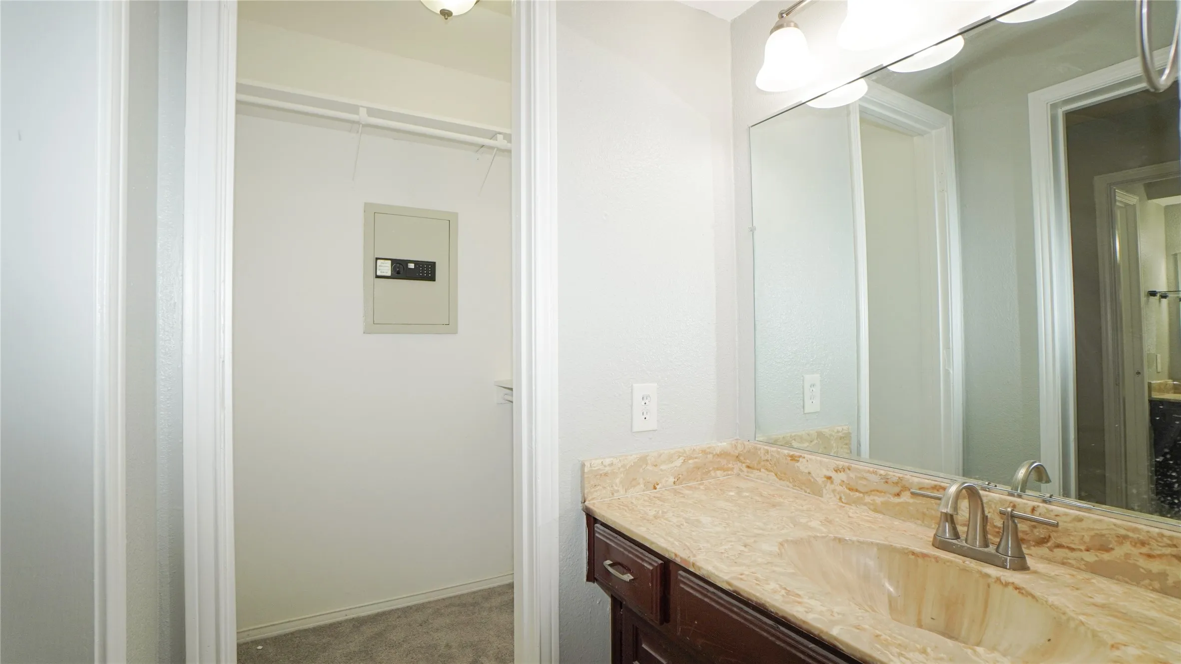 Single Family Residence For Rent in Dallas County , 7113 Ridgeview Drive, Rowlett, Texas 75089, 3 Bedroom, 2 Bathroom, 2 Garage spaces, 1,548 Sqft, built in 1978, mls#21340053, Real Estate Agent in Rowlett, Homes For Rent in Dallas county, Homes For Rent in Rowlett, Realtor in Rowlett Texas, Real Estate Brokerage Independent Realty Texas, Luminita Cordes Realtor