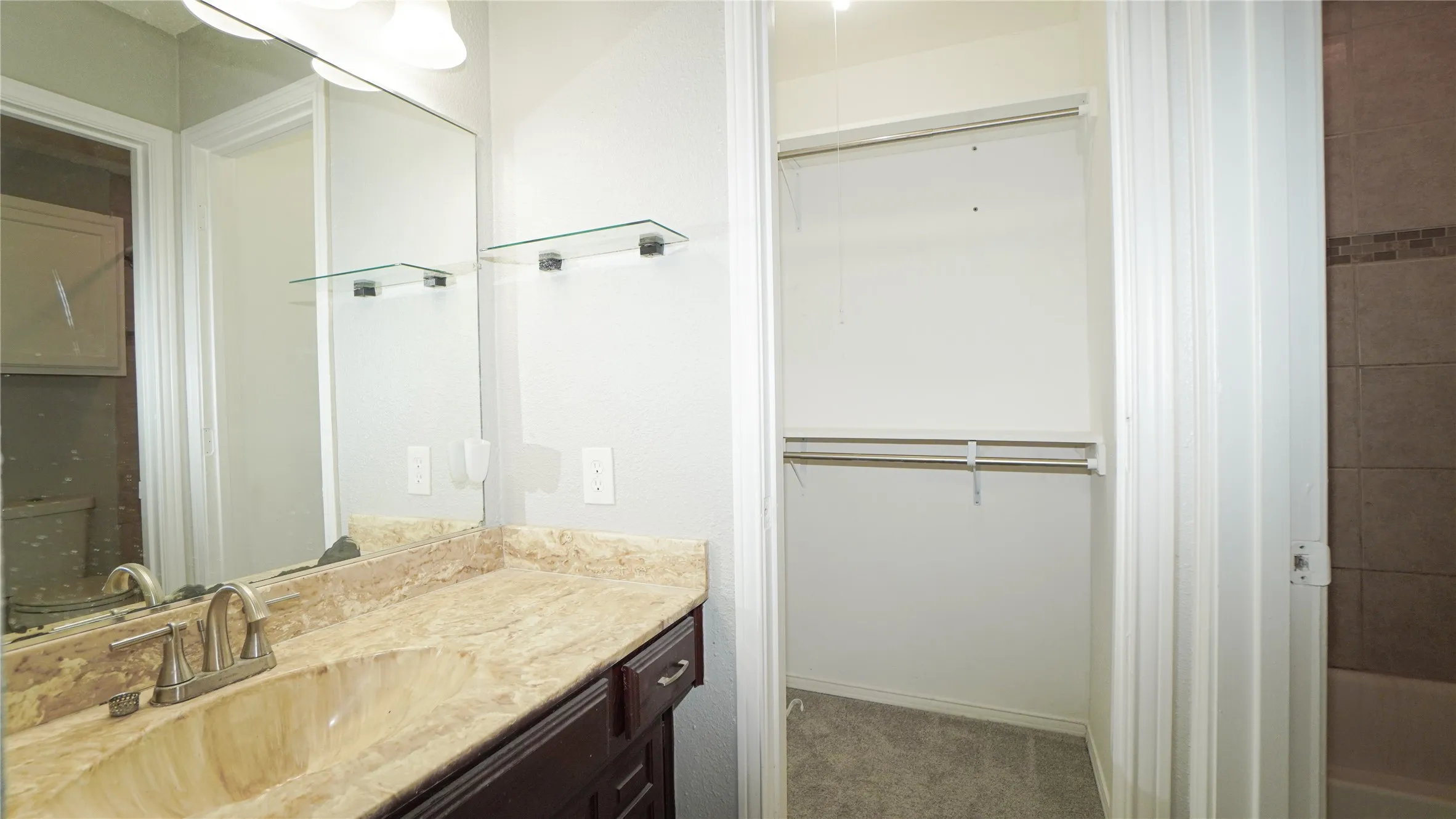 Single Family Residence For Rent in Dallas County , 7113 Ridgeview Drive, Rowlett, Texas 75089, 3 Bedroom, 2 Bathroom, 2 Garage spaces, 1,548 Sqft, built in 1978, mls#21340053, Real Estate Agent in Rowlett, Homes For Rent in Dallas county, Homes For Rent in Rowlett, Realtor in Rowlett Texas, Real Estate Brokerage Independent Realty Texas, Luminita Cordes Realtor