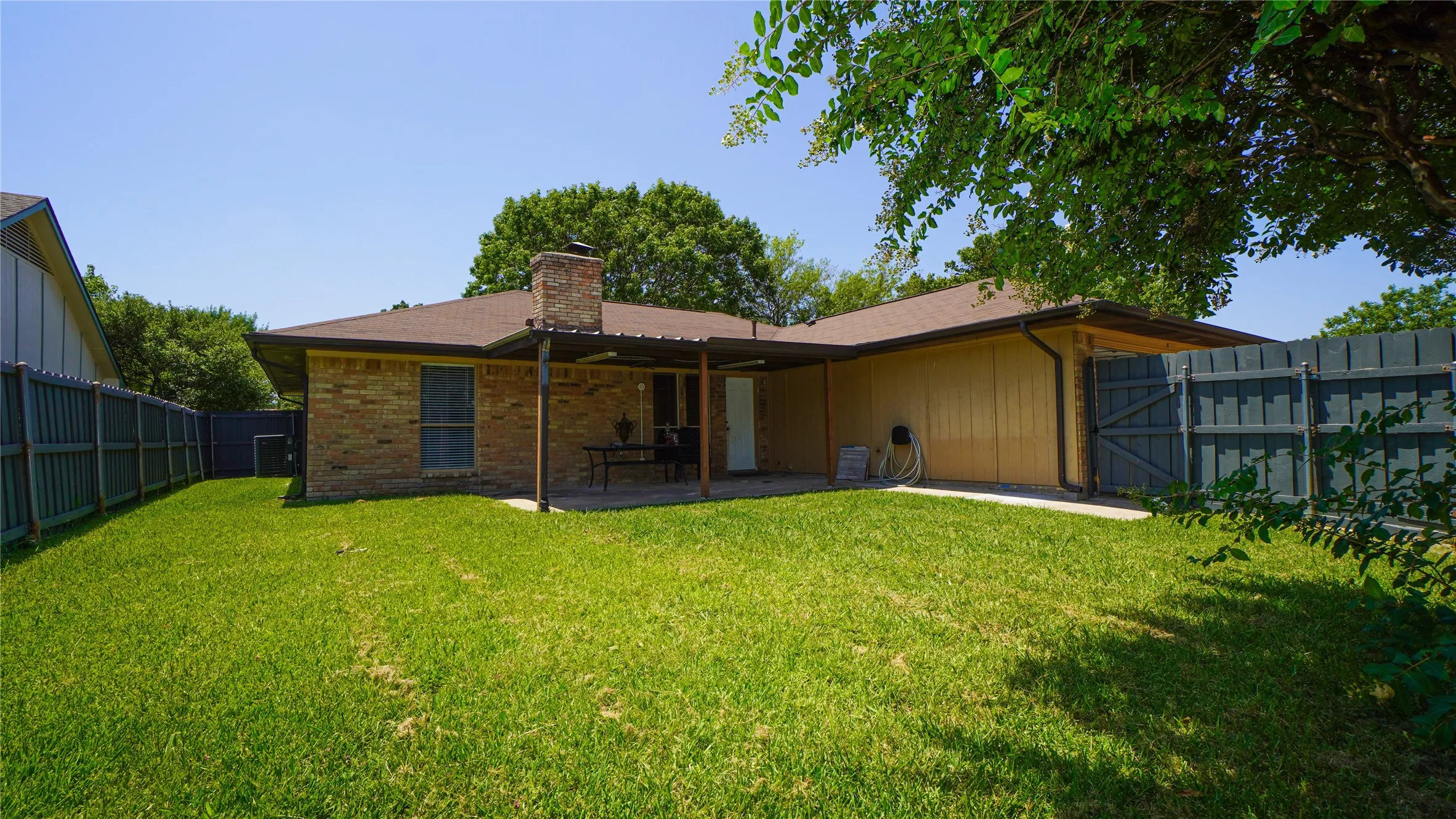 Single Family Residence For Rent in Dallas County , 7113 Ridgeview Drive, Rowlett, Texas 75089, 3 Bedroom, 2 Bathroom, 2 Garage spaces, 1,548 Sqft, built in 1978, mls#21340053, Real Estate Agent in Rowlett, Homes For Rent in Dallas county, Homes For Rent in Rowlett, Realtor in Rowlett Texas, Real Estate Brokerage Independent Realty Texas, Luminita Cordes Realtor