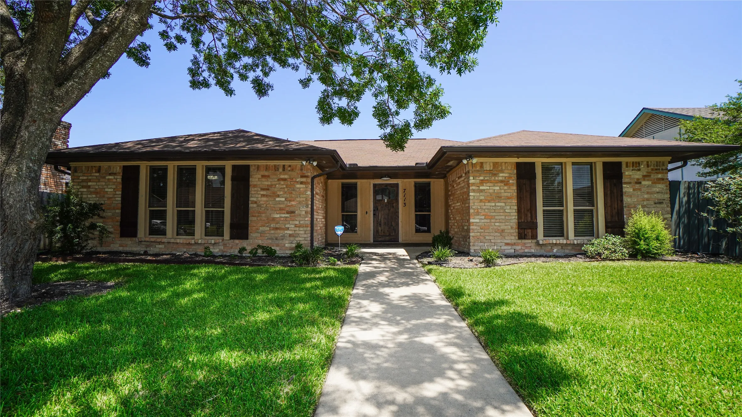 Single Family Residence For Rent in Dallas County , 7113 Ridgeview Drive, Rowlett, Texas 75089, 3 Bedroom, 2 Bathroom, 2 Garage spaces, 1,548 Sqft, built in 1978, mls#21340053, Real Estate Agent in Rowlett, Homes For Rent in Dallas county, Homes For Rent in Rowlett, Realtor in Rowlett Texas, Real Estate Brokerage Independent Realty Texas, Luminita Cordes Realtor