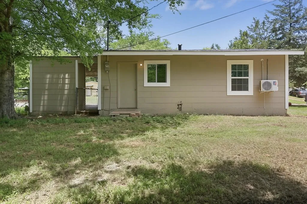 Single Family Residence For Sale in Morris County , 327 Randolph Street, Lone Star, Texas 75668, 2 Bedroom, 1 Bathroom, Garage spaces, 702 Sqft, built in 1955, Price $112,000, mls#21316474, Real Estate Agent in Lone Star, Homes For Sale in Morris county, Homes For Sale in Lone Star, Realtor in Lone Star Texas, Real Estate Brokerage Independent Realty Texas, Luminita Cordes Realtor