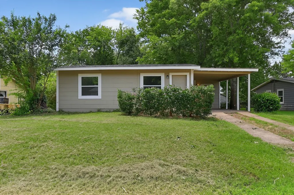 Single Family Residence For Sale in Morris County , 327 Randolph Street, Lone Star, Texas 75668, 2 Bedroom, 1 Bathroom, Garage spaces, 702 Sqft, built in 1955, Price $112,000, mls#21316474, Real Estate Agent in Lone Star, Homes For Sale in Morris county, Homes For Sale in Lone Star, Realtor in Lone Star Texas, Real Estate Brokerage Independent Realty Texas, Luminita Cordes Realtor