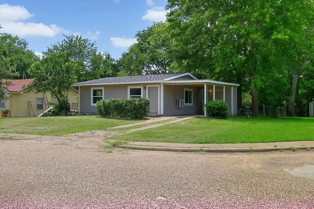 Single Family Residence For Sale in Morris County , 327 Randolph Street, Lone Star, Texas 75668, 2 Bedroom, 1 Bathroom, Garage spaces, 702 Sqft, built in 1955, Price $112,000, mls#21316474, Real Estate Agent in Lone Star, Homes For Sale in Morris county, Homes For Sale in Lone Star, Realtor in Lone Star Texas, Real Estate Brokerage Independent Realty Texas, Luminita Cordes Realtor
