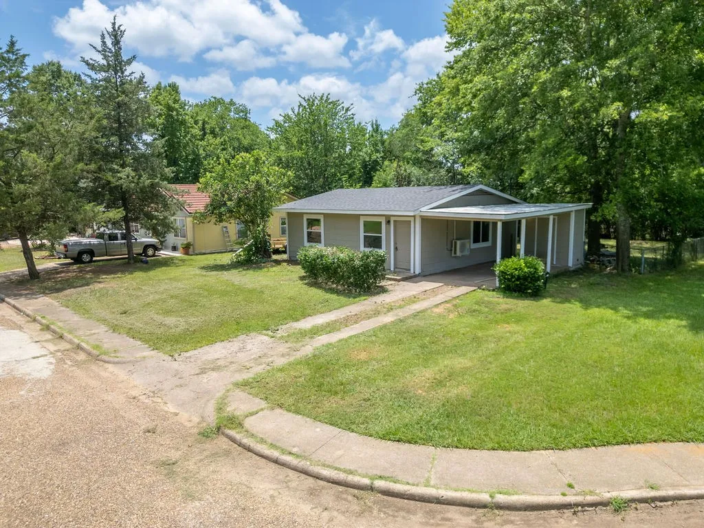 Single Family Residence For Sale in Morris County , 327 Randolph Street, Lone Star, Texas 75668, 2 Bedroom, 1 Bathroom, Garage spaces, 702 Sqft, built in 1955, Price $112,000, mls#21316474, Real Estate Agent in Lone Star, Homes For Sale in Morris county, Homes For Sale in Lone Star, Realtor in Lone Star Texas, Real Estate Brokerage Independent Realty Texas, Luminita Cordes Realtor