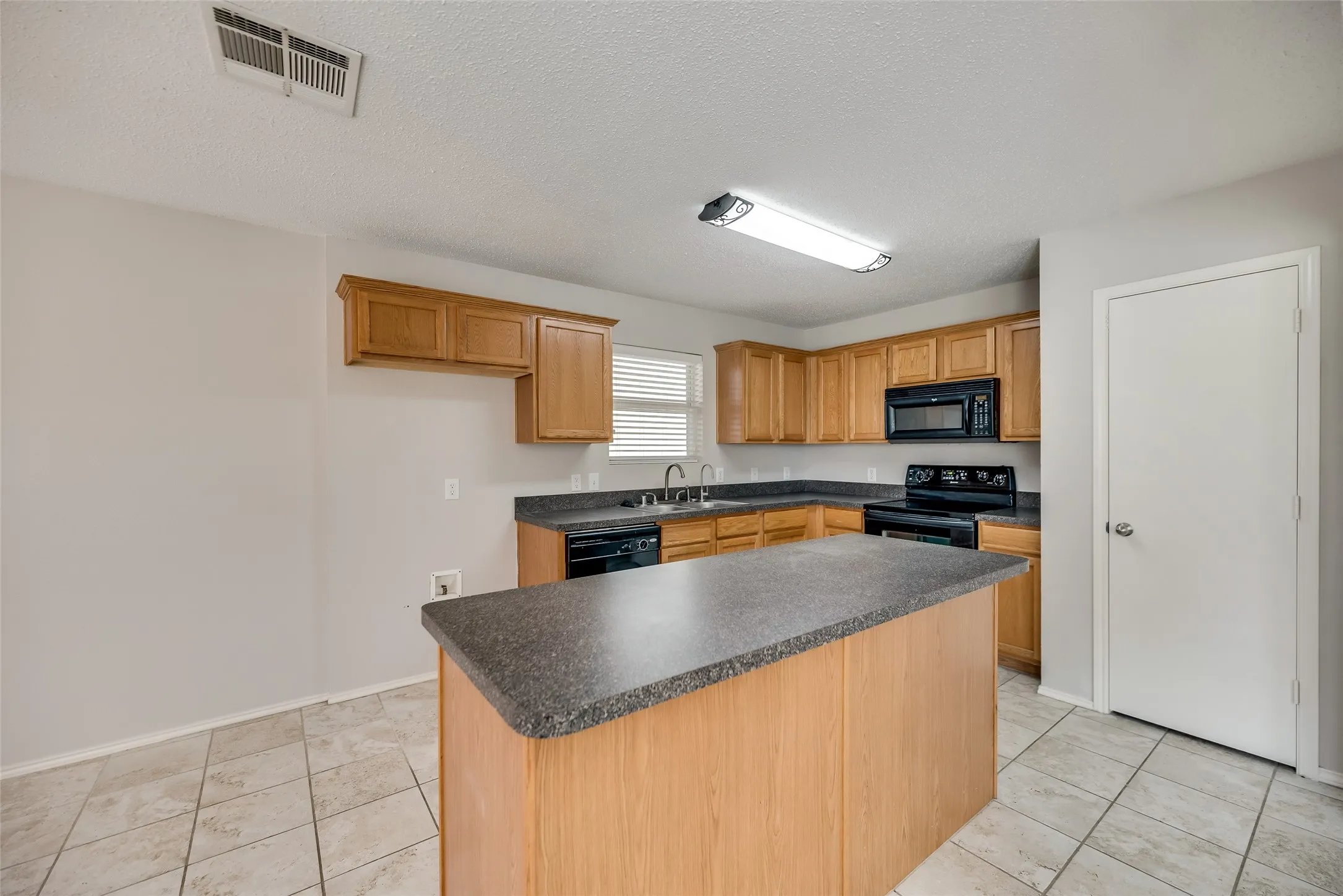 Single Family Residence For Sale in Collin County , 9913 George Bush Drive, Mc Kinney, Texas 75072, 3 Bedroom, 2 Bathroom, 2 Garage spaces, 1,509 Sqft, built in 2005, mls#21305965, Real Estate Agent in Mc Kinney, Homes For Sale in Collin county, Homes For Sale in Mc Kinney, Realtor in Mc Kinney Texas, Real Estate Brokerage Independent Realty Texas, Luminita Cordes Realtor