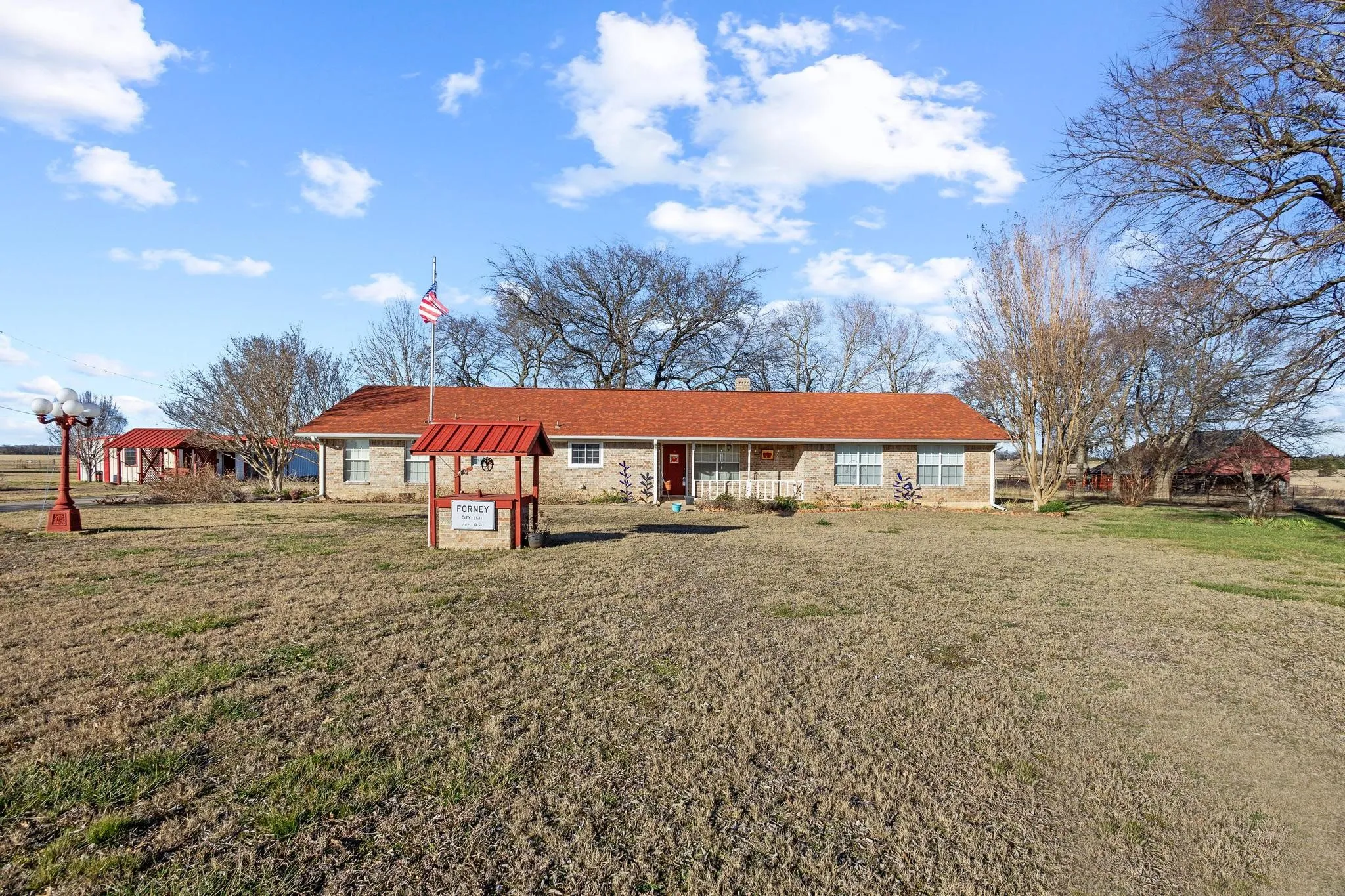Single Family Residence For Sale in Lamar County , 1858 Farm Road 1506, Paris, Texas 75460, 2 Bedrooms, 2 Bathrooms, 2 Garage spaces, 2,101 Sqft, built in 1995, Price $795,000, mls#21341231, Real Estate Agent in Paris, Homes For Sale in Lamar county, Homes For Sale in Paris, Realtor in Paris Texas, Real Estate Brokerage Independent Realty Texas, Luminita Cordes Realtor