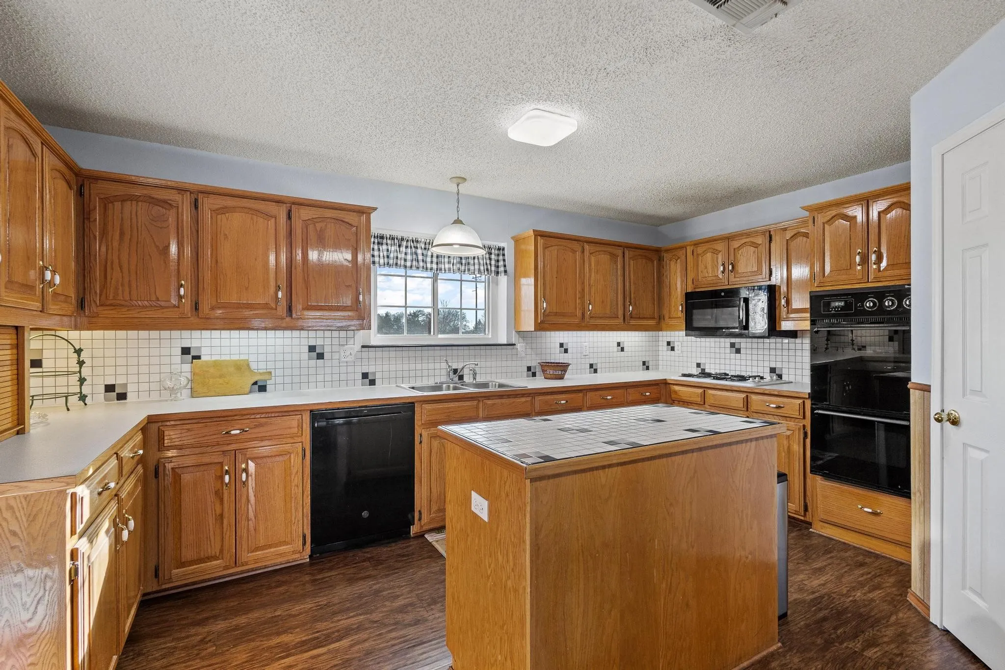 Single Family Residence For Sale in Lamar County , 1858 Farm Road 1506, Paris, Texas 75460, 2 Bedrooms, 2 Bathrooms, 2 Garage spaces, 2,101 Sqft, built in 1995, Price $795,000, mls#21341231, Real Estate Agent in Paris, Homes For Sale in Lamar county, Homes For Sale in Paris, Realtor in Paris Texas, Real Estate Brokerage Independent Realty Texas, Luminita Cordes Realtor