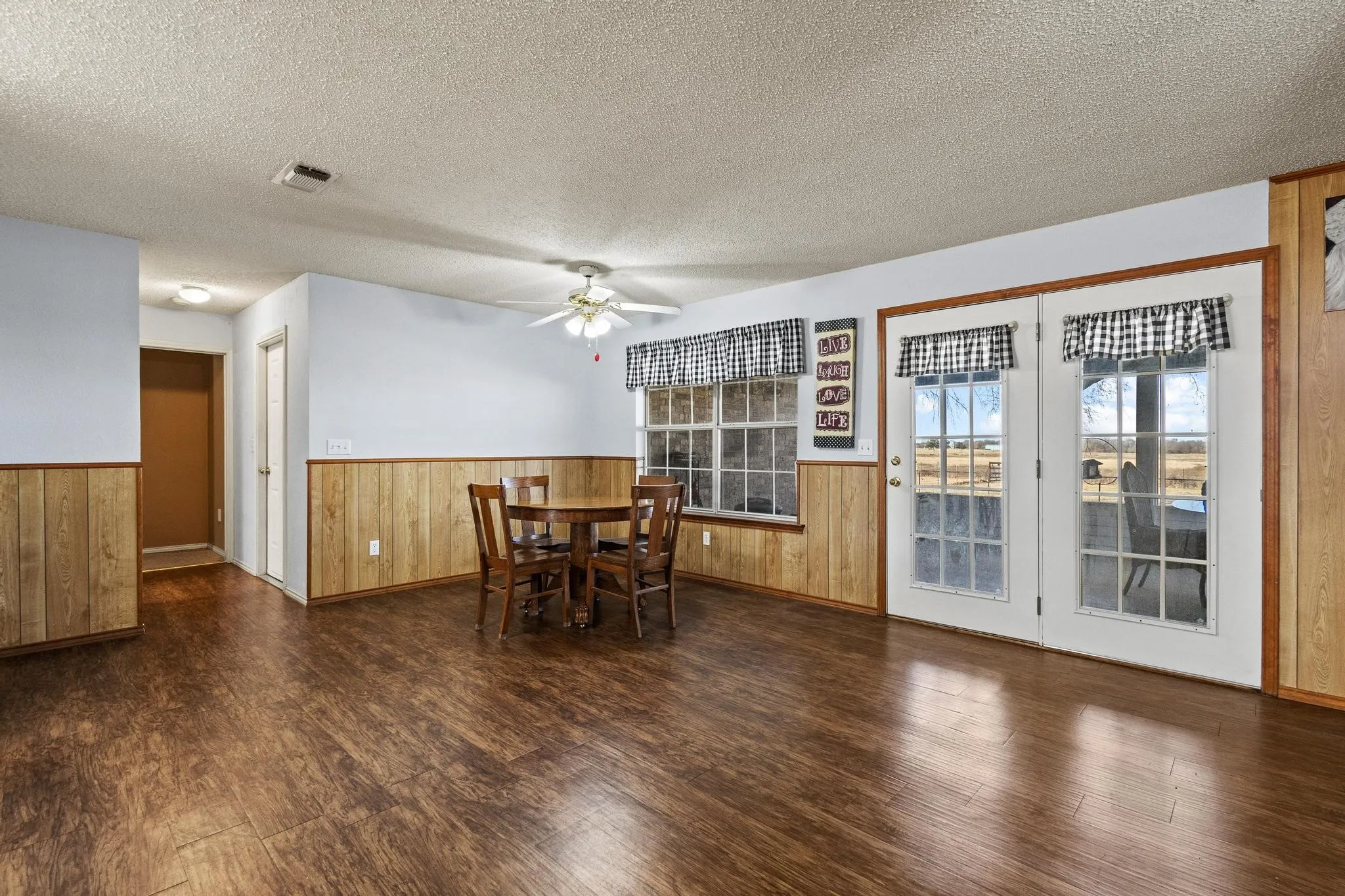 Single Family Residence For Sale in Lamar County , 1858 Farm Road 1506, Paris, Texas 75460, 2 Bedrooms, 2 Bathrooms, 2 Garage spaces, 2,101 Sqft, built in 1995, Price $795,000, mls#21341231, Real Estate Agent in Paris, Homes For Sale in Lamar county, Homes For Sale in Paris, Realtor in Paris Texas, Real Estate Brokerage Independent Realty Texas, Luminita Cordes Realtor