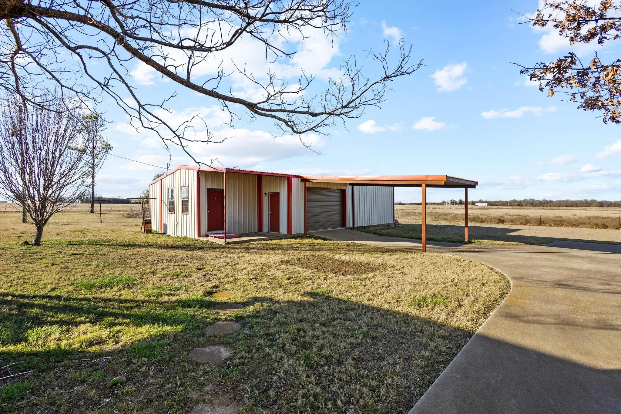 Single Family Residence For Sale in Lamar County , 1858 Farm Road 1506, Paris, Texas 75460, 2 Bedrooms, 2 Bathrooms, 2 Garage spaces, 2,101 Sqft, built in 1995, Price $795,000, mls#21341231, Real Estate Agent in Paris, Homes For Sale in Lamar county, Homes For Sale in Paris, Realtor in Paris Texas, Real Estate Brokerage Independent Realty Texas, Luminita Cordes Realtor