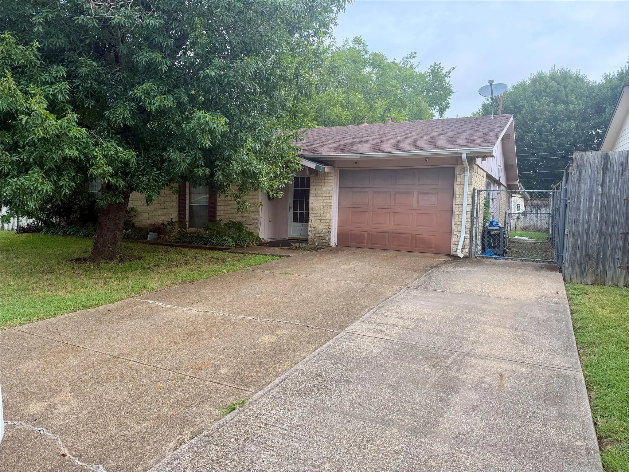 Single Family Residence For Sale in Dallas County , 129 Astoria Drive, Cedar Hill, Texas 75104, 3 Bedroom, 2 Bathroom, 1 Garage spaces, 1,311 Sqft, built in 1971, mls#21341241, Real Estate Agent in Cedar Hill, Homes For Sale in Dallas county, Homes For Sale in Cedar Hill, Realtor in Cedar Hill Texas, Real Estate Brokerage Independent Realty Texas, Luminita Cordes Realtor