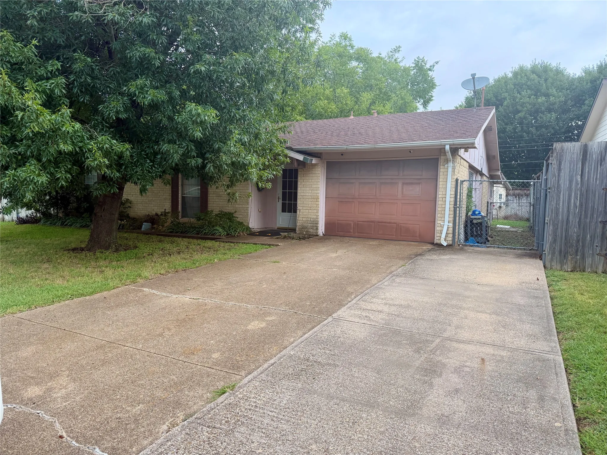 Single Family Residence For Sale in Dallas County , 129 Astoria Drive, Cedar Hill, Texas 75104, 3 Bedroom, 2 Bathroom, 1 Garage spaces, 1,311 Sqft, built in 1971, mls#21341241, Real Estate Agent in Cedar Hill, Homes For Sale in Dallas county, Homes For Sale in Cedar Hill, Realtor in Cedar Hill Texas, Real Estate Brokerage Independent Realty Texas, Luminita Cordes Realtor