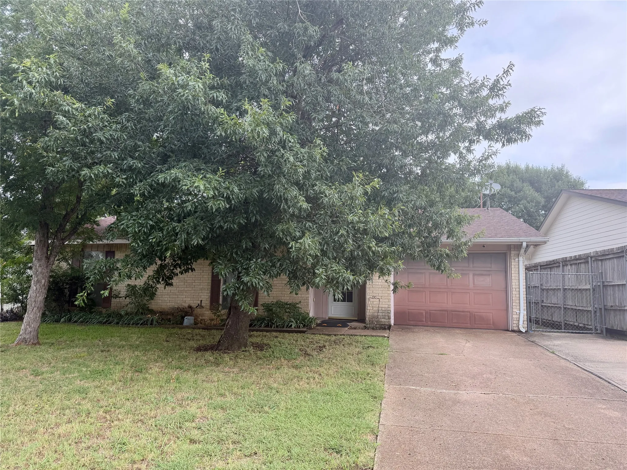 Single Family Residence For Sale in Dallas County , 129 Astoria Drive, Cedar Hill, Texas 75104, 3 Bedroom, 2 Bathroom, 1 Garage spaces, 1,311 Sqft, built in 1971, mls#21341241, Real Estate Agent in Cedar Hill, Homes For Sale in Dallas county, Homes For Sale in Cedar Hill, Realtor in Cedar Hill Texas, Real Estate Brokerage Independent Realty Texas, Luminita Cordes Realtor