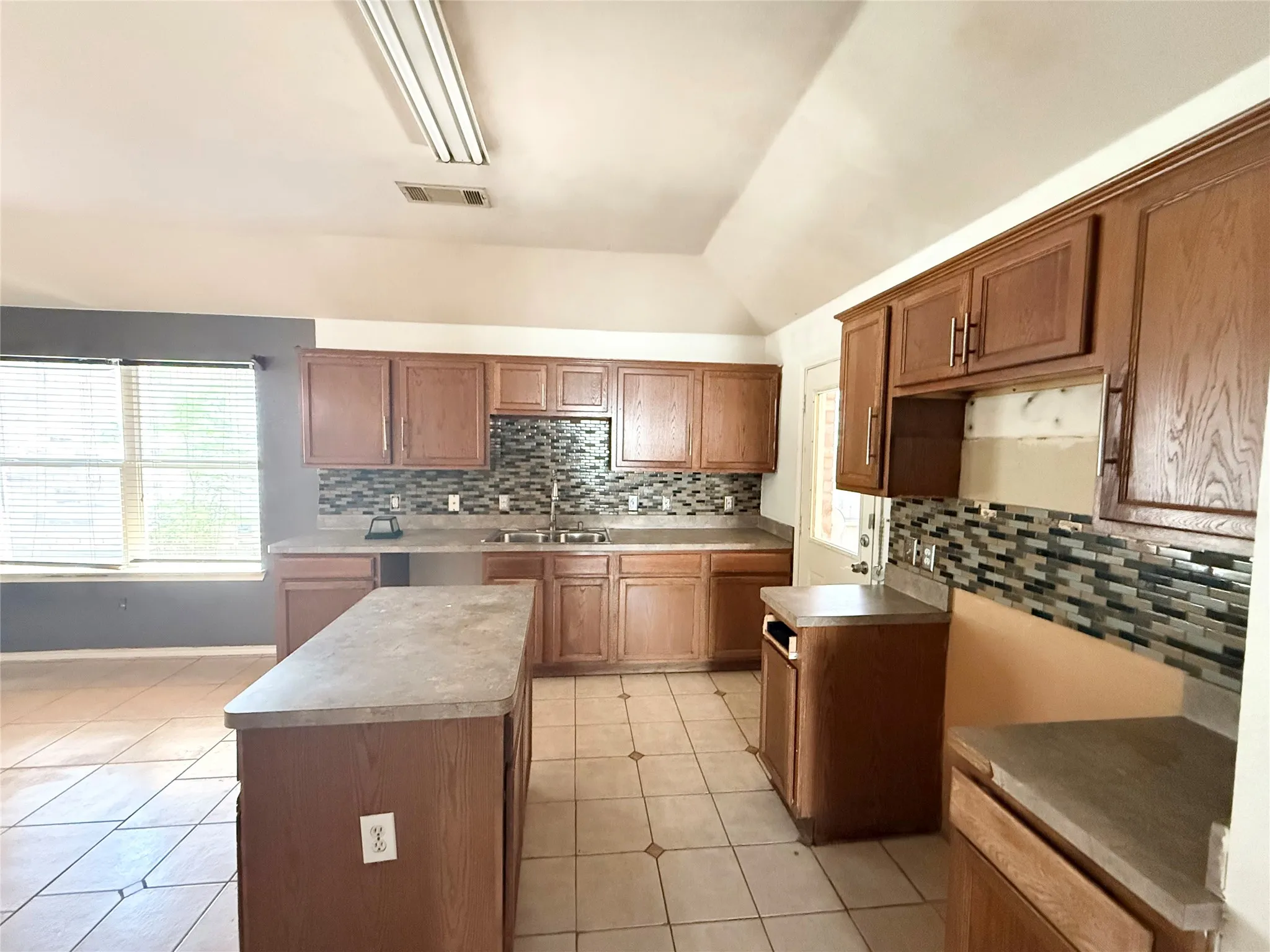 Single Family Residence For Sale in Dallas County , 9916 Crystal Valley Way, Dallas, Texas 75227, 3 Bedroom, 2 Bathroom, 2 Garage spaces, 1,098 Sqft, built in 2005, mls#21341243, Real Estate Agent in Dallas, Homes For Sale in Dallas county, Homes For Sale in Dallas, Realtor in Dallas Texas, Real Estate Brokerage Independent Realty Texas, Luminita Cordes Realtor