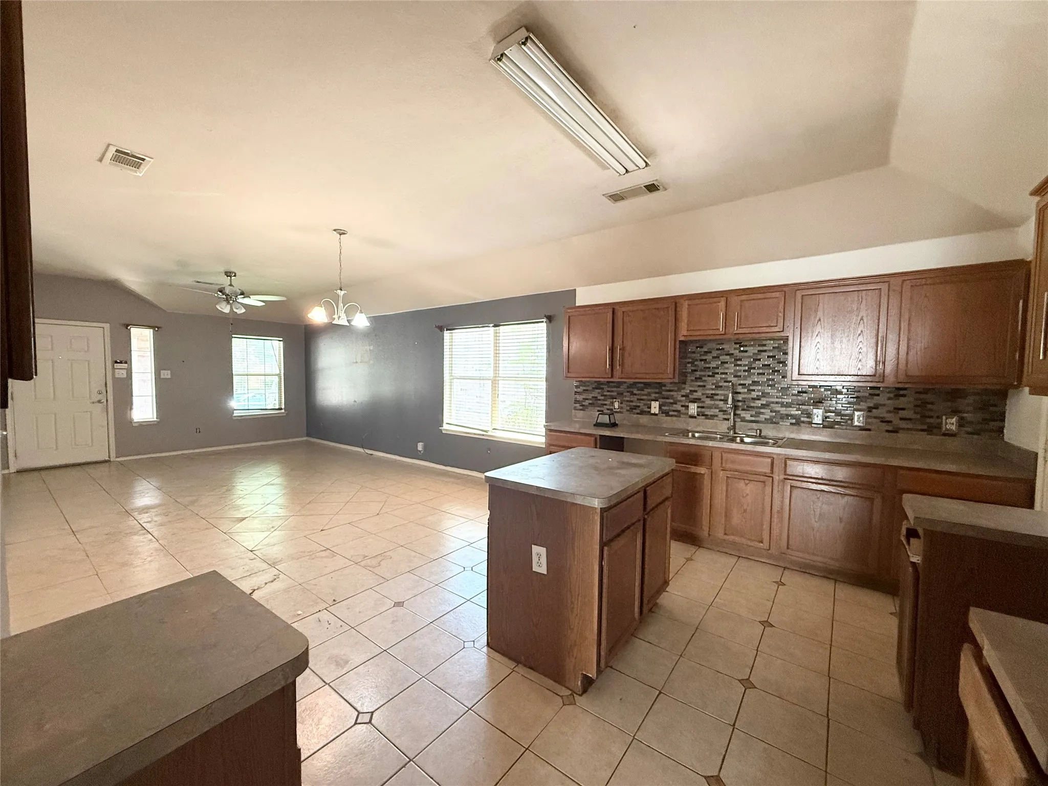 Single Family Residence For Sale in Dallas County , 9916 Crystal Valley Way, Dallas, Texas 75227, 3 Bedroom, 2 Bathroom, 2 Garage spaces, 1,098 Sqft, built in 2005, mls#21341243, Real Estate Agent in Dallas, Homes For Sale in Dallas county, Homes For Sale in Dallas, Realtor in Dallas Texas, Real Estate Brokerage Independent Realty Texas, Luminita Cordes Realtor