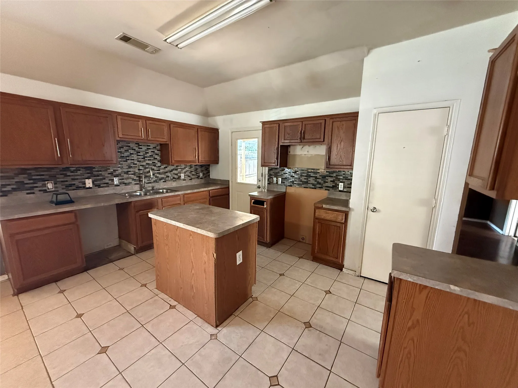 Single Family Residence For Sale in Dallas County , 9916 Crystal Valley Way, Dallas, Texas 75227, 3 Bedroom, 2 Bathroom, 2 Garage spaces, 1,098 Sqft, built in 2005, mls#21341243, Real Estate Agent in Dallas, Homes For Sale in Dallas county, Homes For Sale in Dallas, Realtor in Dallas Texas, Real Estate Brokerage Independent Realty Texas, Luminita Cordes Realtor