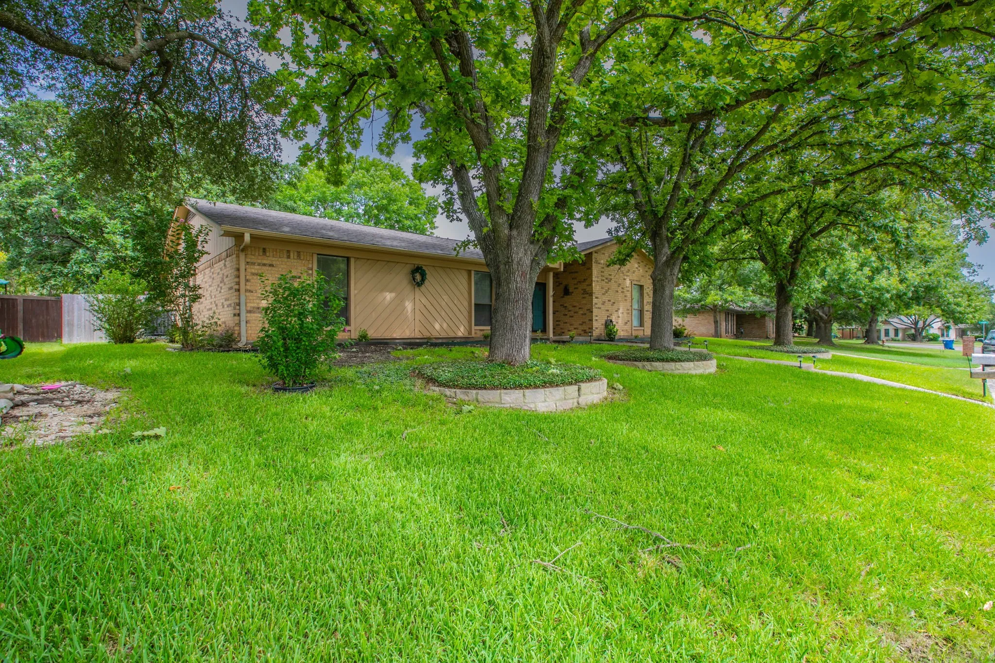 Single Family Residence For Sale in Mc Lennan County , 1057 Radisson Drive, Hewitt, Texas 76643, 3 Bedroom, 2 Bathroom, 2 Garage spaces, 1,782 Sqft, built in 1984, mls#21338583, Real Estate Agent in Hewitt, Homes For Sale in Mc Lennan county, Homes For Sale in Hewitt, Realtor in Hewitt Texas, Real Estate Brokerage Independent Realty Texas, Luminita Cordes Realtor