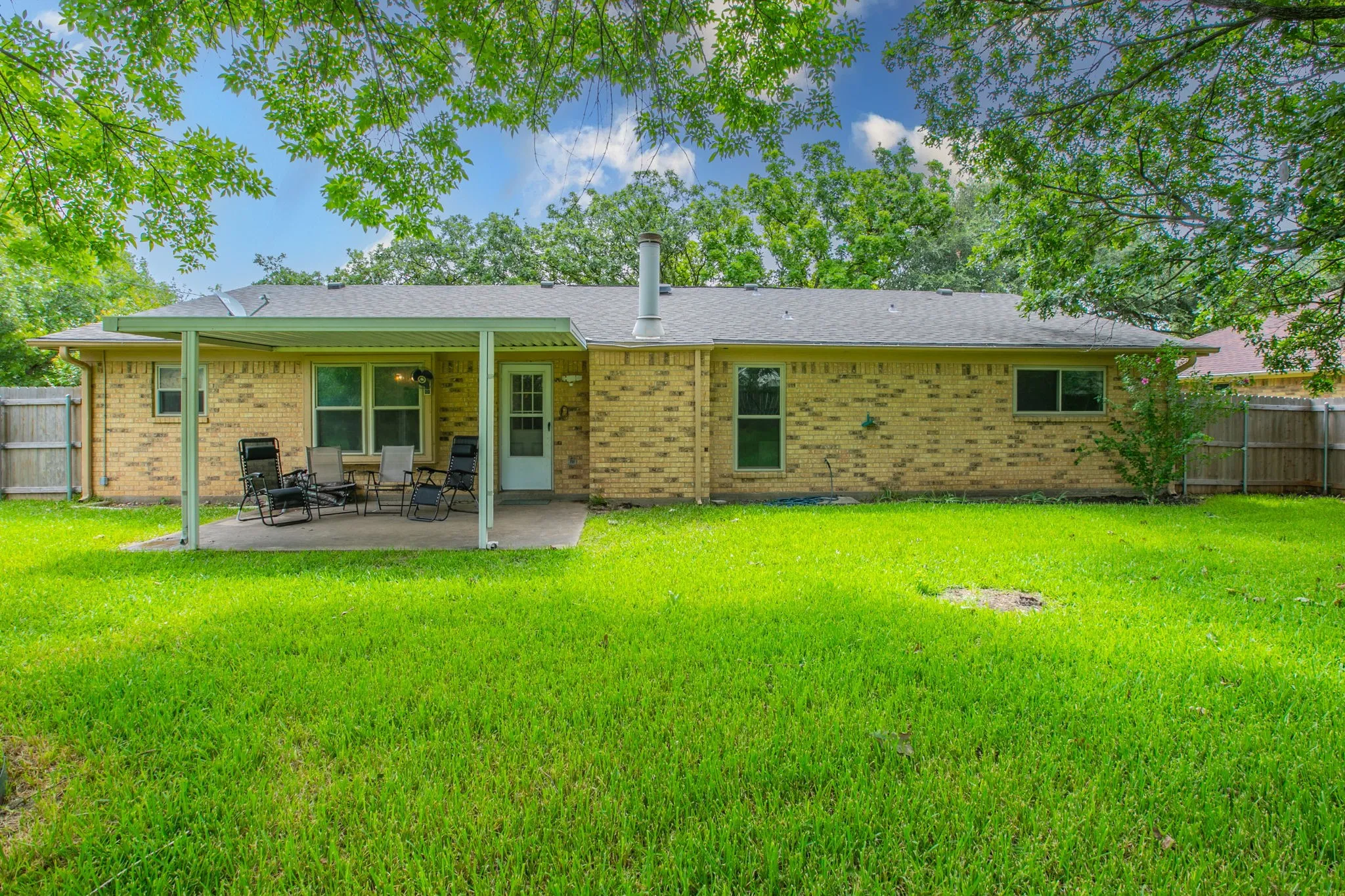 Single Family Residence For Sale in Mc Lennan County , 1057 Radisson Drive, Hewitt, Texas 76643, 3 Bedroom, 2 Bathroom, 2 Garage spaces, 1,782 Sqft, built in 1984, mls#21338583, Real Estate Agent in Hewitt, Homes For Sale in Mc Lennan county, Homes For Sale in Hewitt, Realtor in Hewitt Texas, Real Estate Brokerage Independent Realty Texas, Luminita Cordes Realtor
