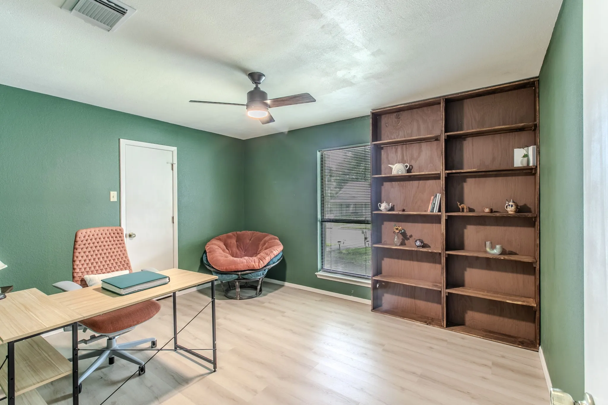 Single Family Residence For Sale in Mc Lennan County , 1057 Radisson Drive, Hewitt, Texas 76643, 3 Bedroom, 2 Bathroom, 2 Garage spaces, 1,782 Sqft, built in 1984, mls#21338583, Real Estate Agent in Hewitt, Homes For Sale in Mc Lennan county, Homes For Sale in Hewitt, Realtor in Hewitt Texas, Real Estate Brokerage Independent Realty Texas, Luminita Cordes Realtor