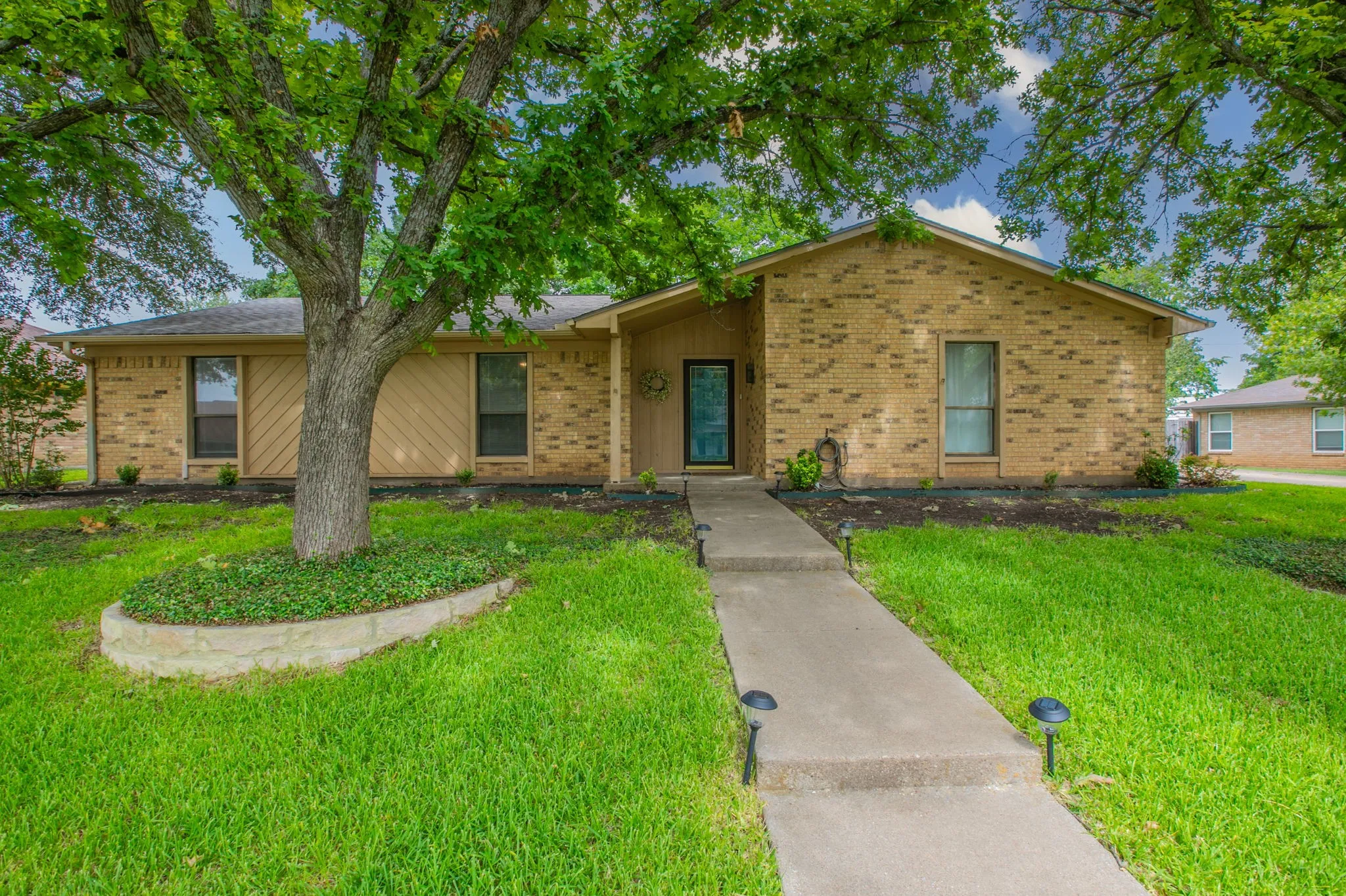 Single Family Residence For Sale in Mc Lennan County , 1057 Radisson Drive, Hewitt, Texas 76643, 3 Bedroom, 2 Bathroom, 2 Garage spaces, 1,782 Sqft, built in 1984, mls#21338583, Real Estate Agent in Hewitt, Homes For Sale in Mc Lennan county, Homes For Sale in Hewitt, Realtor in Hewitt Texas, Real Estate Brokerage Independent Realty Texas, Luminita Cordes Realtor