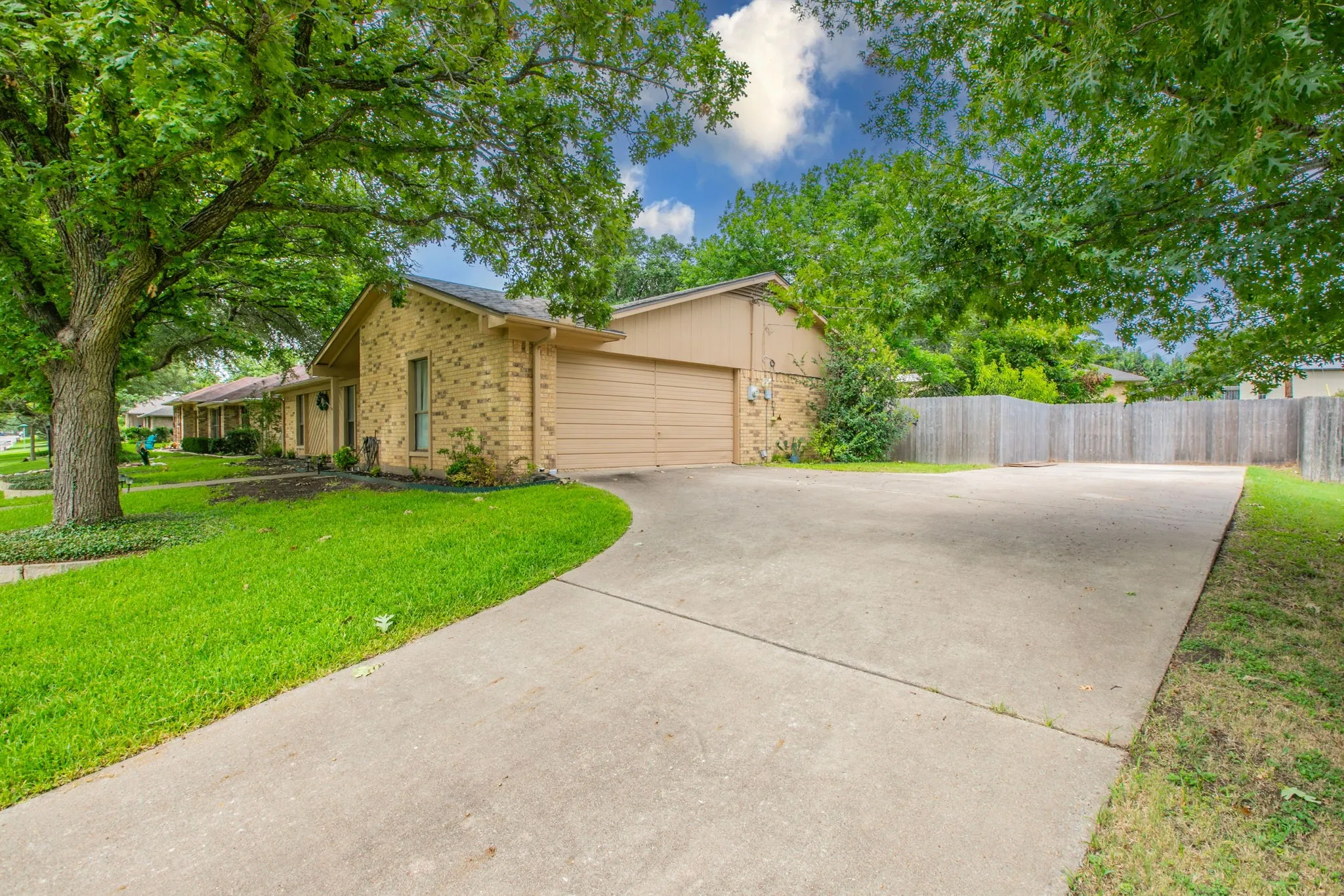 Single Family Residence For Sale in Mc Lennan County , 1057 Radisson Drive, Hewitt, Texas 76643, 3 Bedroom, 2 Bathroom, 2 Garage spaces, 1,782 Sqft, built in 1984, mls#21338583, Real Estate Agent in Hewitt, Homes For Sale in Mc Lennan county, Homes For Sale in Hewitt, Realtor in Hewitt Texas, Real Estate Brokerage Independent Realty Texas, Luminita Cordes Realtor