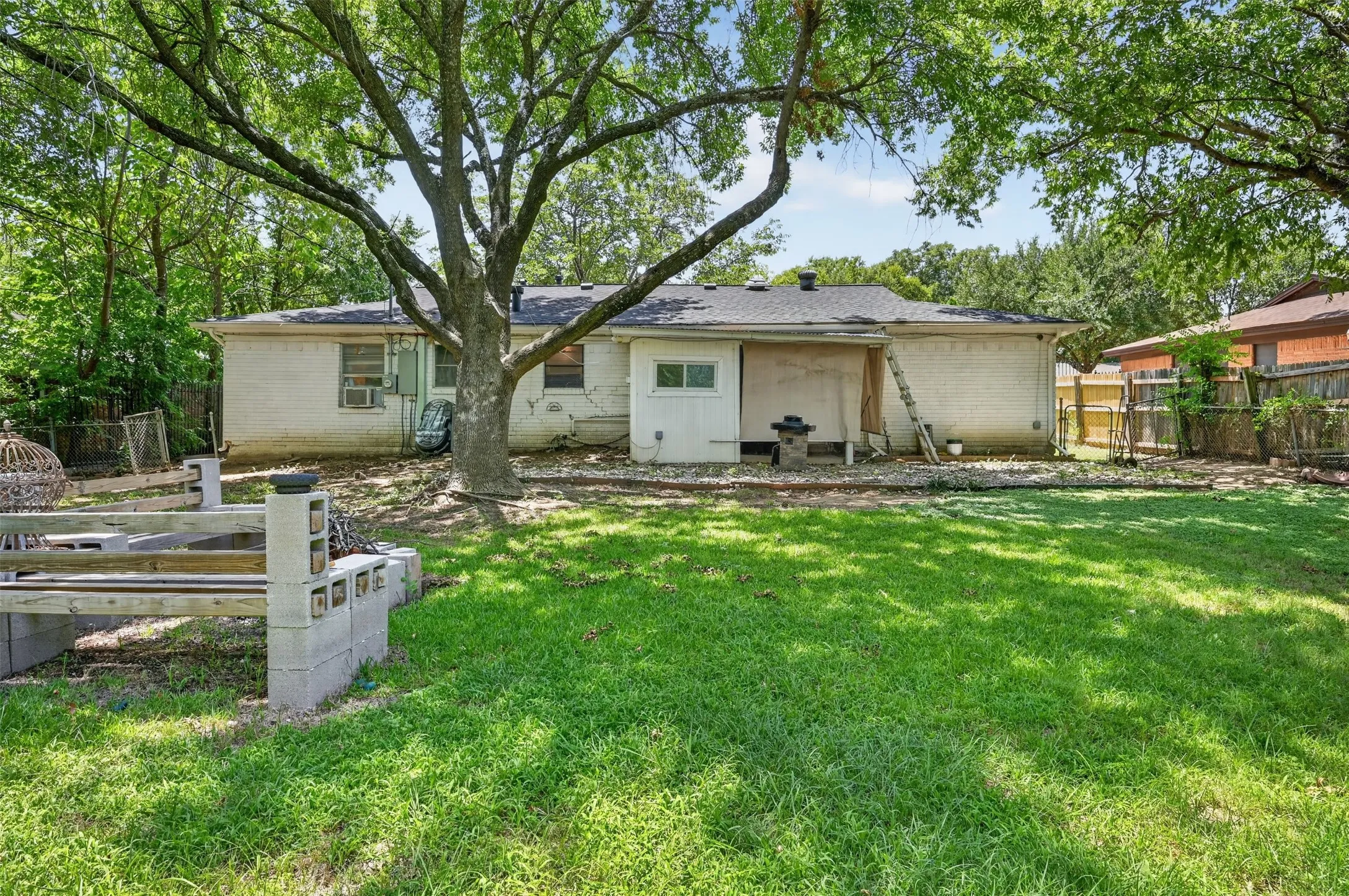 Single Family Residence For Sale in Tarrant County , 423 Mckown Drive, Mansfield, Texas 76063, 4 Bedroom, 2 Bathroom, 2 Garage spaces, 1,628 Sqft, built in 1960, Price $220,000, mls#21340361, Real Estate Agent in Mansfield, Homes For Sale in Tarrant county, Homes For Sale in Mansfield, Realtor in Mansfield Texas, Real Estate Brokerage Independent Realty Texas, Luminita Cordes Realtor