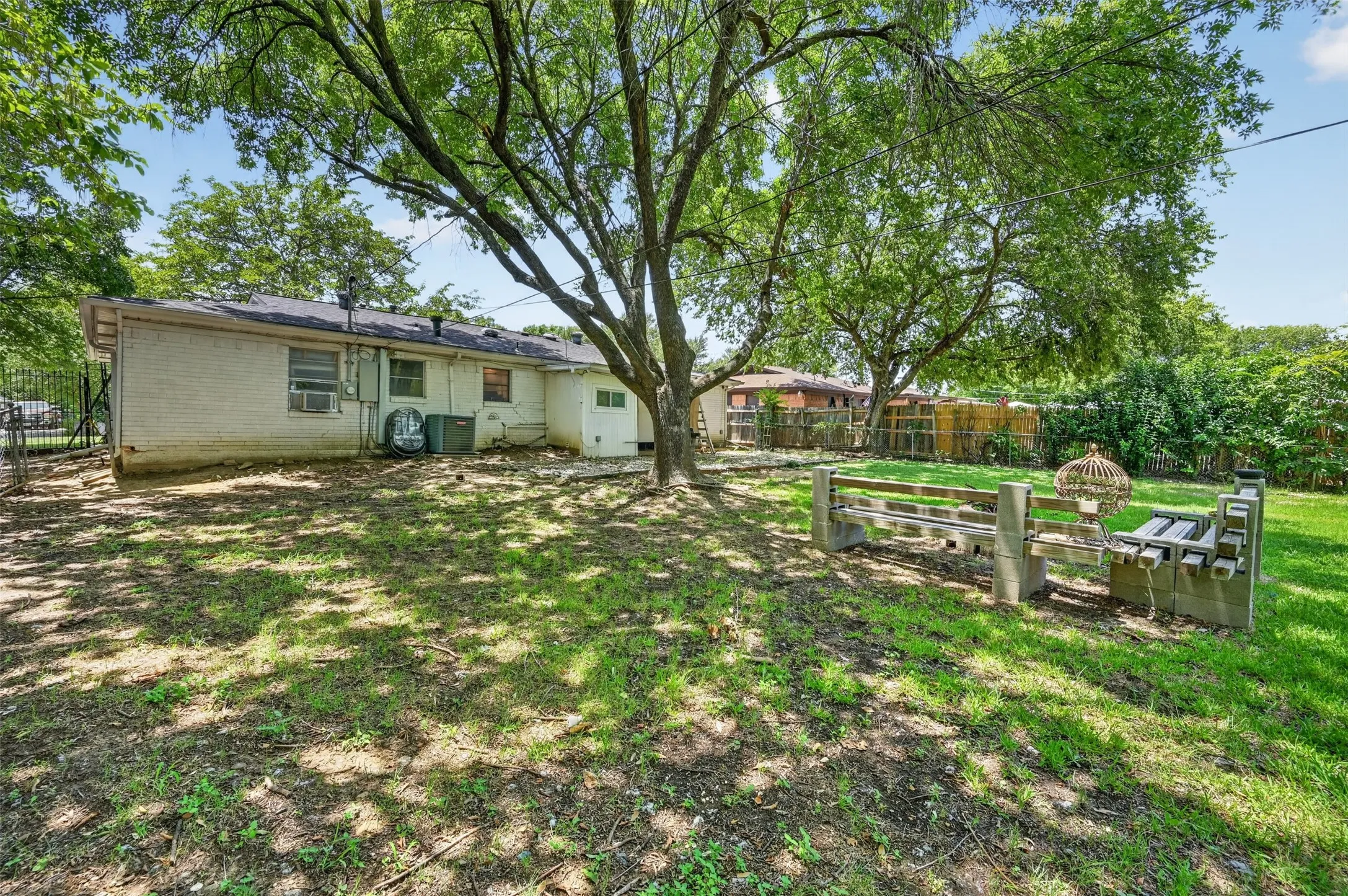 Single Family Residence For Sale in Tarrant County , 423 Mckown Drive, Mansfield, Texas 76063, 4 Bedroom, 2 Bathroom, 2 Garage spaces, 1,628 Sqft, built in 1960, Price $220,000, mls#21340361, Real Estate Agent in Mansfield, Homes For Sale in Tarrant county, Homes For Sale in Mansfield, Realtor in Mansfield Texas, Real Estate Brokerage Independent Realty Texas, Luminita Cordes Realtor