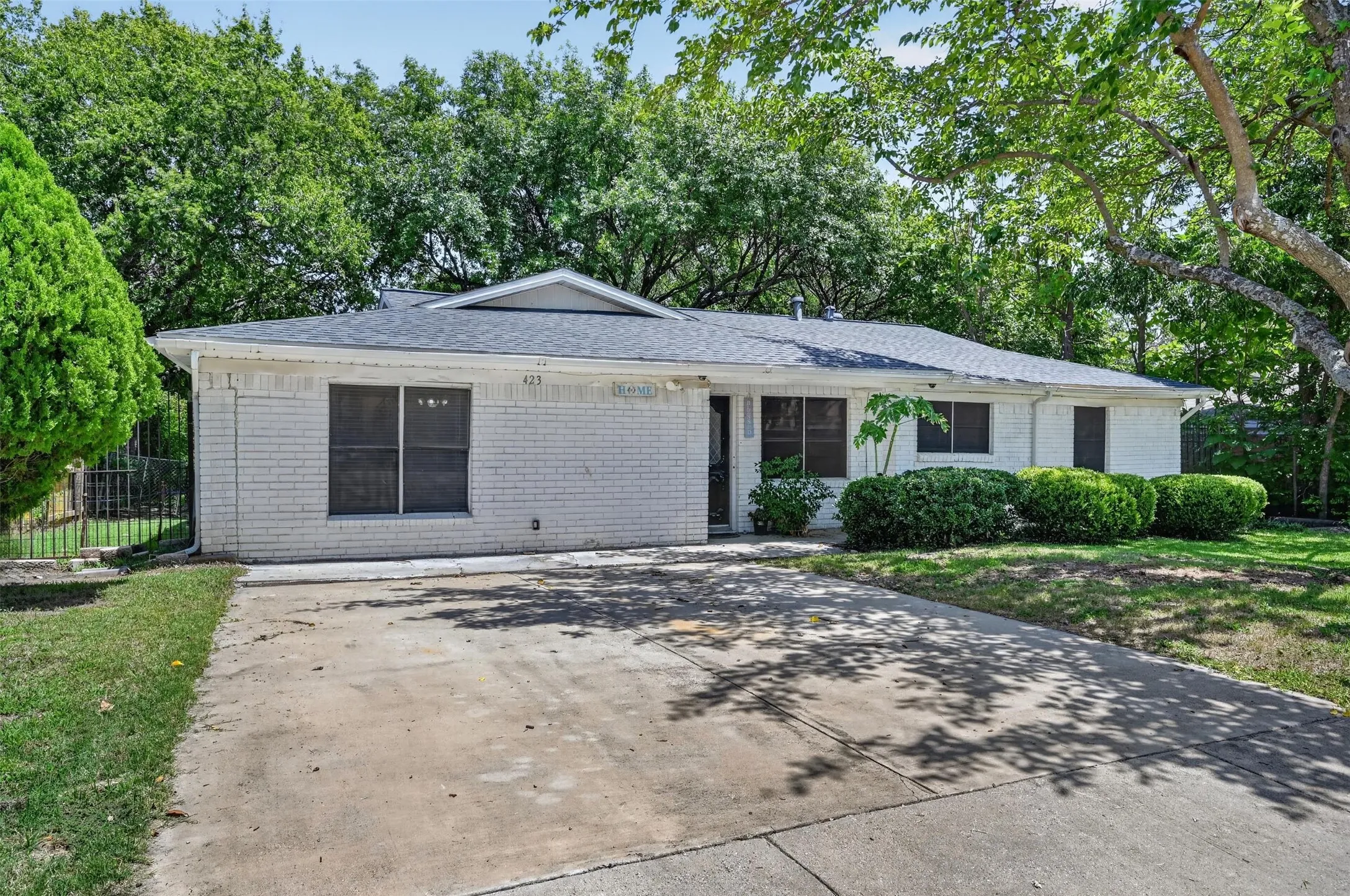 Single Family Residence For Sale in Tarrant County , 423 Mckown Drive, Mansfield, Texas 76063, 4 Bedroom, 2 Bathroom, 2 Garage spaces, 1,628 Sqft, built in 1960, Price $220,000, mls#21340361, Real Estate Agent in Mansfield, Homes For Sale in Tarrant county, Homes For Sale in Mansfield, Realtor in Mansfield Texas, Real Estate Brokerage Independent Realty Texas, Luminita Cordes Realtor