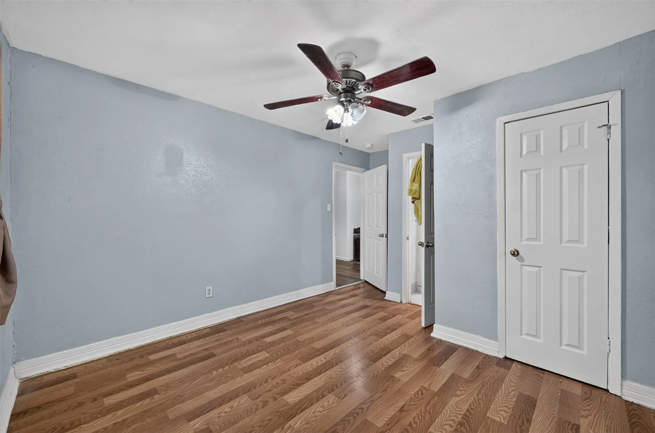 Single Family Residence For Sale in Tarrant County , 423 Mckown Drive, Mansfield, Texas 76063, 4 Bedroom, 2 Bathroom, 2 Garage spaces, 1,628 Sqft, built in 1960, Price $220,000, mls#21340361, Real Estate Agent in Mansfield, Homes For Sale in Tarrant county, Homes For Sale in Mansfield, Realtor in Mansfield Texas, Real Estate Brokerage Independent Realty Texas, Luminita Cordes Realtor