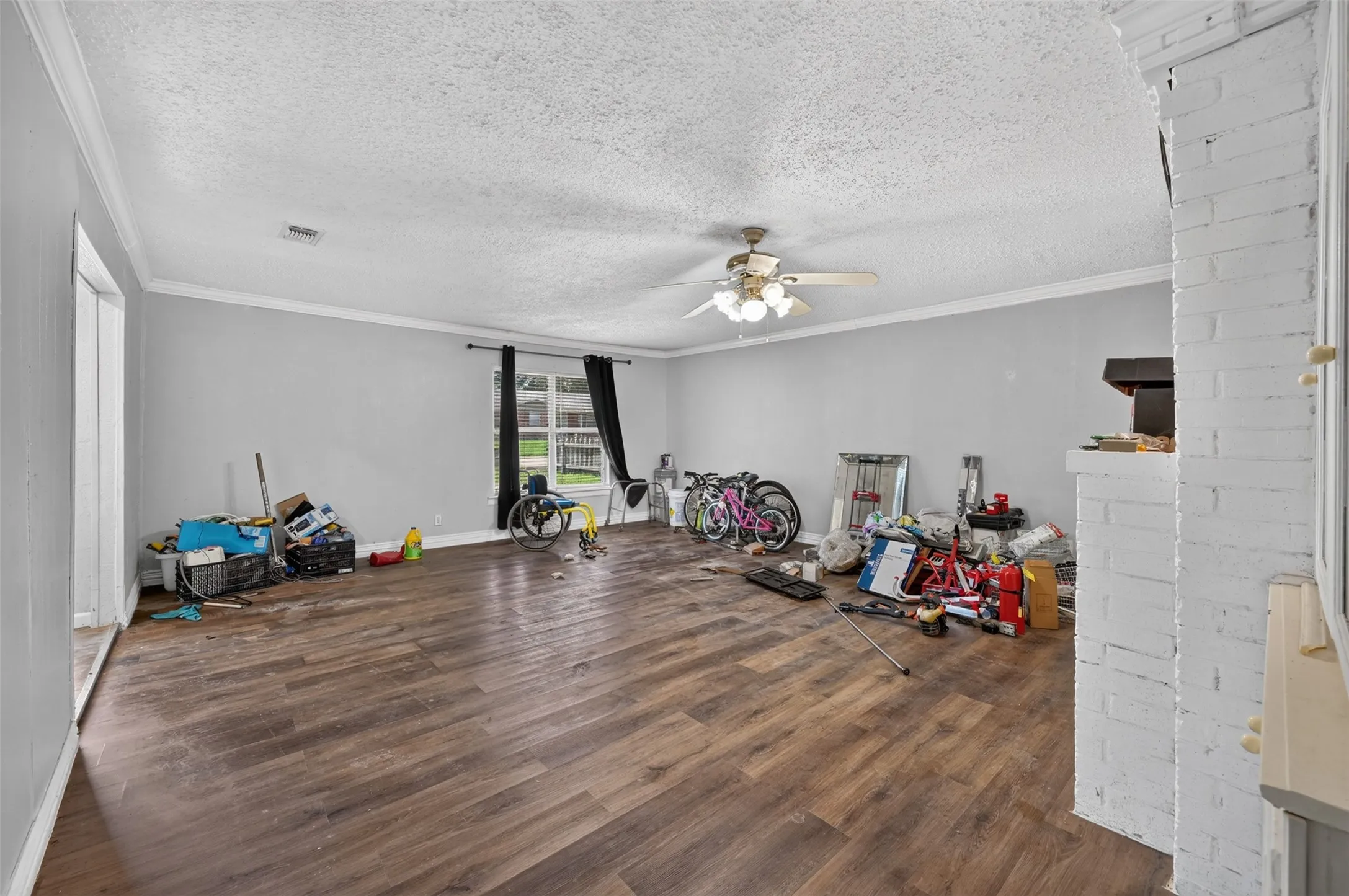 Single Family Residence For Sale in Tarrant County , 423 Mckown Drive, Mansfield, Texas 76063, 4 Bedroom, 2 Bathroom, 2 Garage spaces, 1,628 Sqft, built in 1960, Price $220,000, mls#21340361, Real Estate Agent in Mansfield, Homes For Sale in Tarrant county, Homes For Sale in Mansfield, Realtor in Mansfield Texas, Real Estate Brokerage Independent Realty Texas, Luminita Cordes Realtor