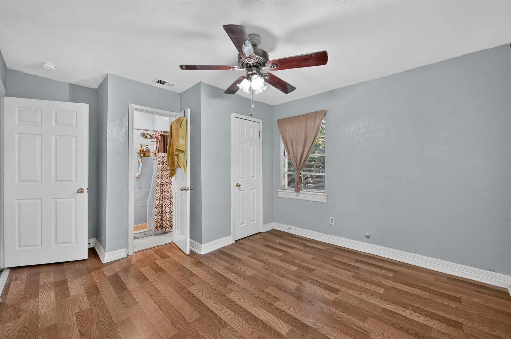 Single Family Residence For Sale in Tarrant County , 423 Mckown Drive, Mansfield, Texas 76063, 4 Bedroom, 2 Bathroom, 2 Garage spaces, 1,628 Sqft, built in 1960, Price $220,000, mls#21340361, Real Estate Agent in Mansfield, Homes For Sale in Tarrant county, Homes For Sale in Mansfield, Realtor in Mansfield Texas, Real Estate Brokerage Independent Realty Texas, Luminita Cordes Realtor