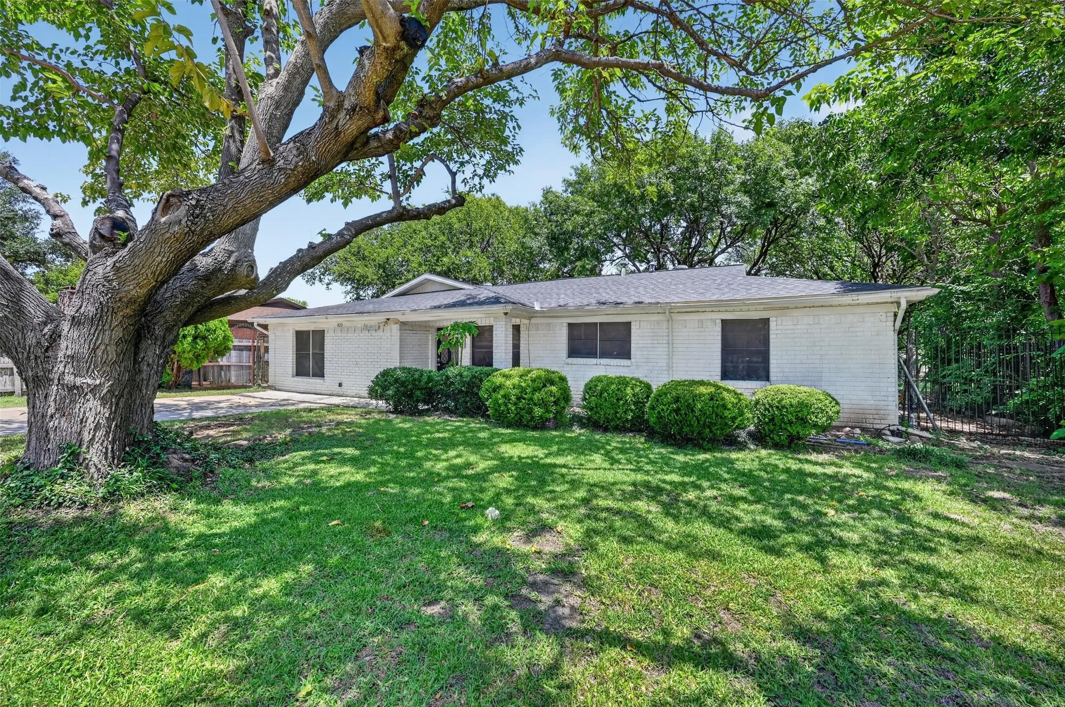 Single Family Residence For Sale in Tarrant County , 423 Mckown Drive, Mansfield, Texas 76063, 4 Bedroom, 2 Bathroom, 2 Garage spaces, 1,628 Sqft, built in 1960, Price $220,000, mls#21340361, Real Estate Agent in Mansfield, Homes For Sale in Tarrant county, Homes For Sale in Mansfield, Realtor in Mansfield Texas, Real Estate Brokerage Independent Realty Texas, Luminita Cordes Realtor