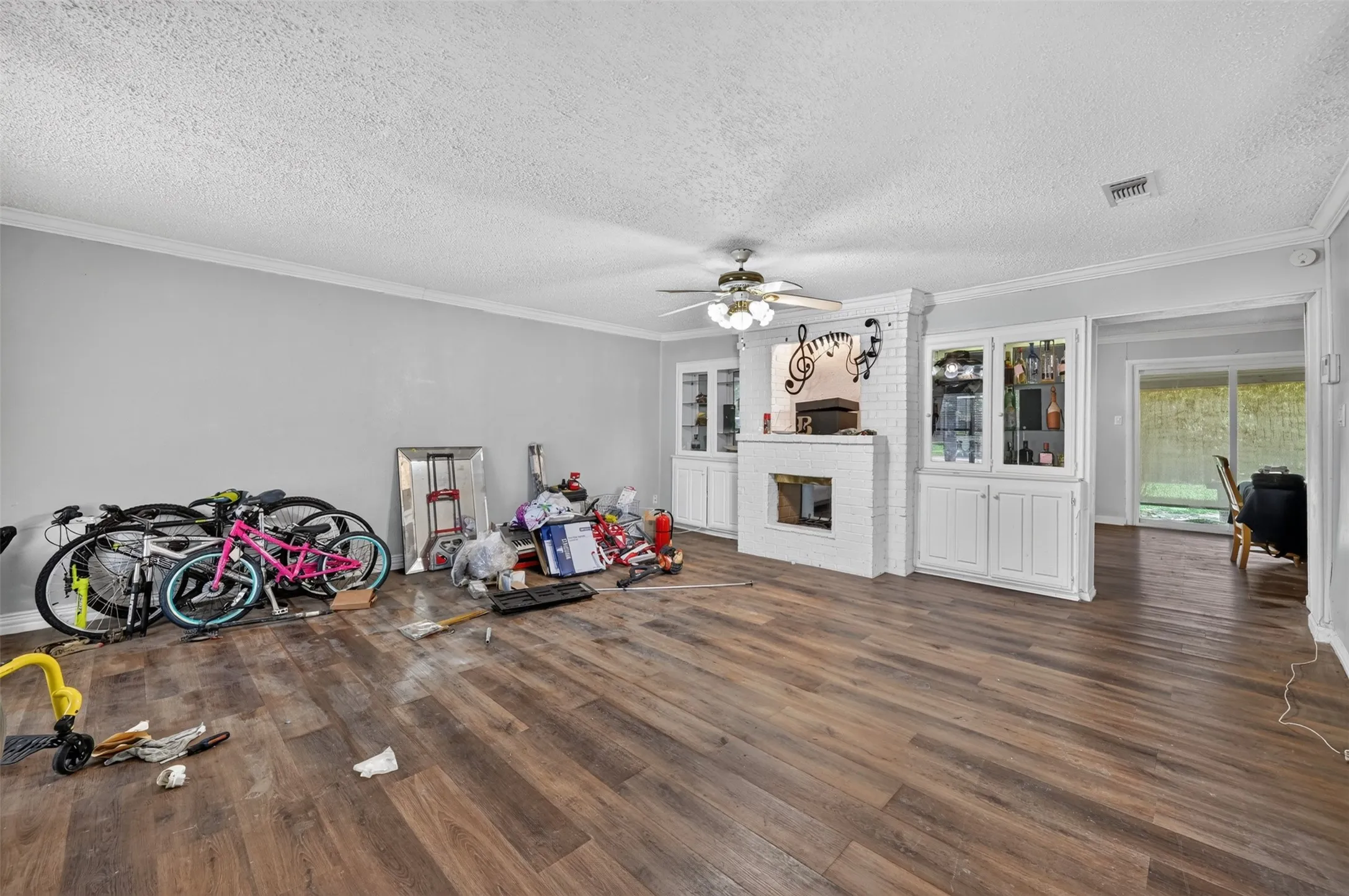 Single Family Residence For Sale in Tarrant County , 423 Mckown Drive, Mansfield, Texas 76063, 4 Bedroom, 2 Bathroom, 2 Garage spaces, 1,628 Sqft, built in 1960, Price $220,000, mls#21340361, Real Estate Agent in Mansfield, Homes For Sale in Tarrant county, Homes For Sale in Mansfield, Realtor in Mansfield Texas, Real Estate Brokerage Independent Realty Texas, Luminita Cordes Realtor