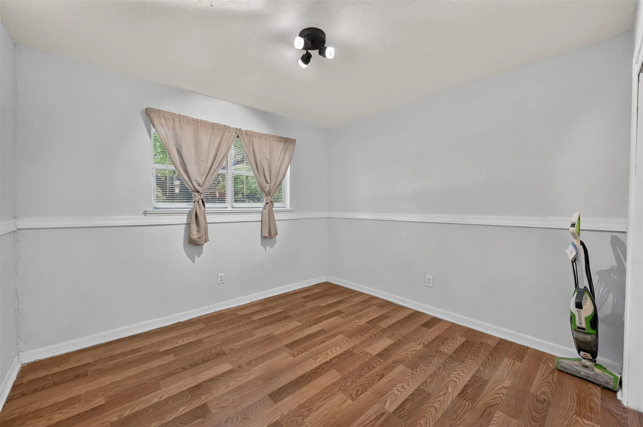 Single Family Residence For Sale in Tarrant County , 423 Mckown Drive, Mansfield, Texas 76063, 4 Bedroom, 2 Bathroom, 2 Garage spaces, 1,628 Sqft, built in 1960, Price $220,000, mls#21340361, Real Estate Agent in Mansfield, Homes For Sale in Tarrant county, Homes For Sale in Mansfield, Realtor in Mansfield Texas, Real Estate Brokerage Independent Realty Texas, Luminita Cordes Realtor