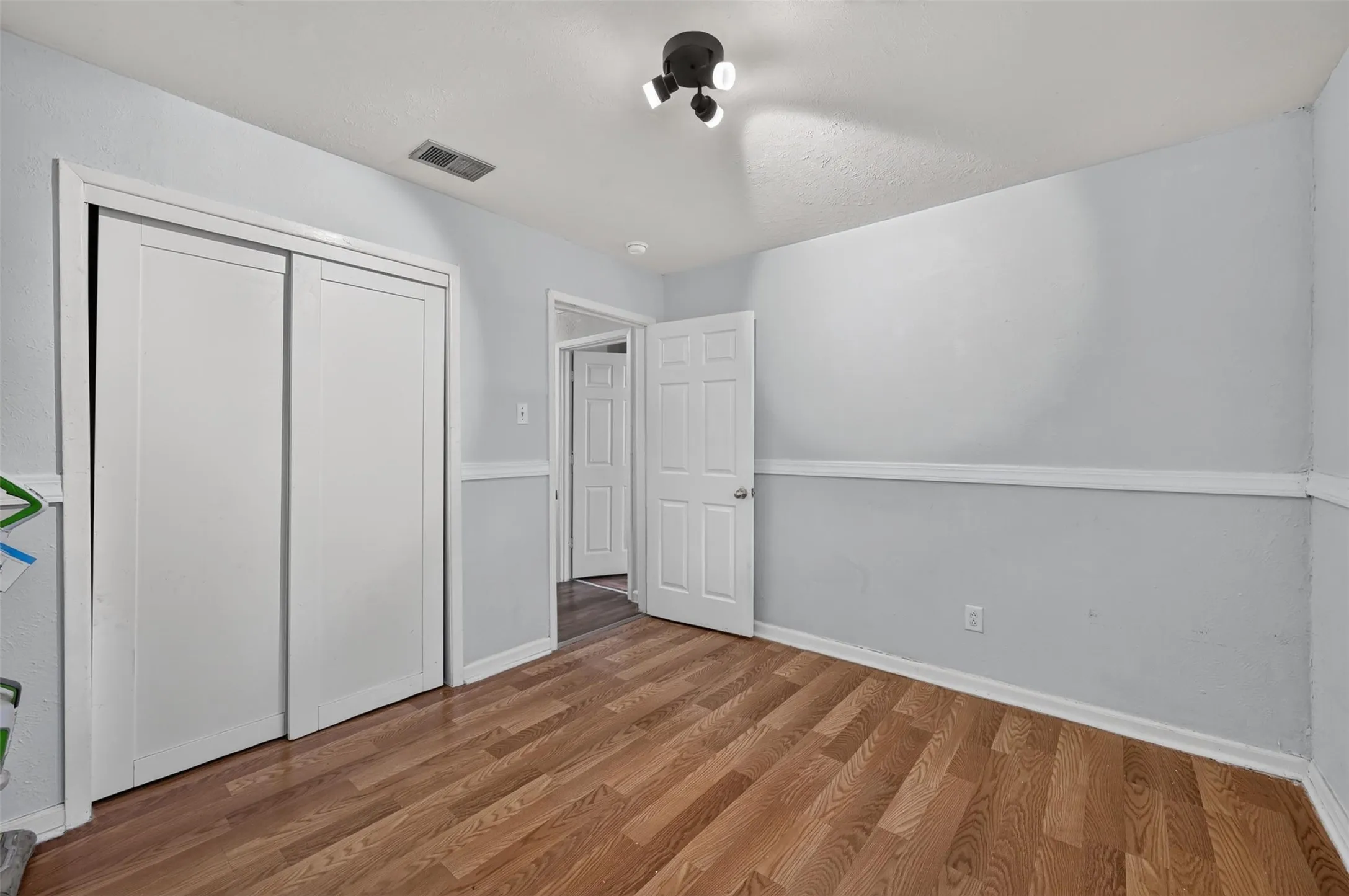 Single Family Residence For Sale in Tarrant County , 423 Mckown Drive, Mansfield, Texas 76063, 4 Bedroom, 2 Bathroom, 2 Garage spaces, 1,628 Sqft, built in 1960, Price $220,000, mls#21340361, Real Estate Agent in Mansfield, Homes For Sale in Tarrant county, Homes For Sale in Mansfield, Realtor in Mansfield Texas, Real Estate Brokerage Independent Realty Texas, Luminita Cordes Realtor