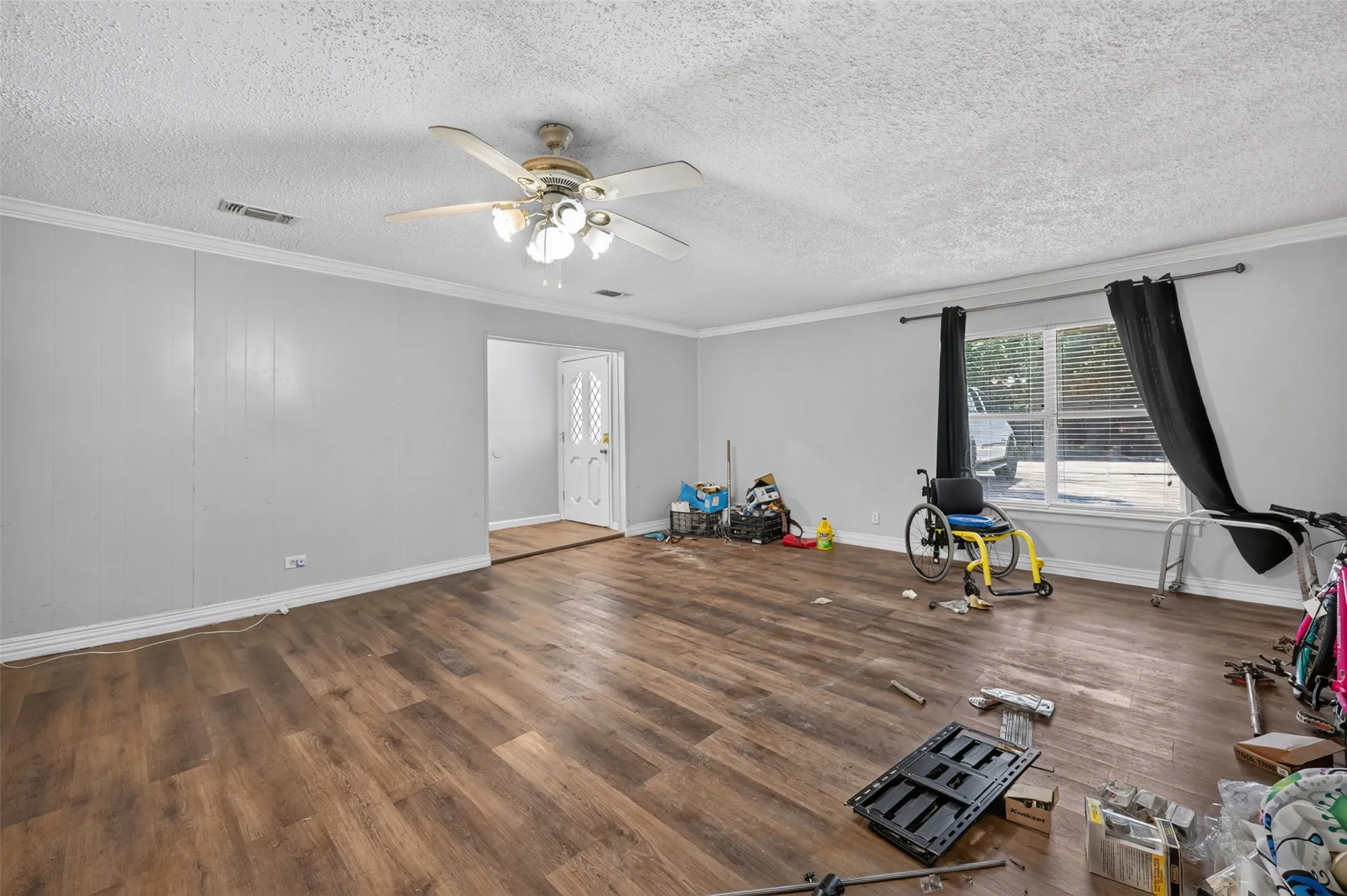 Single Family Residence For Sale in Tarrant County , 423 Mckown Drive, Mansfield, Texas 76063, 4 Bedroom, 2 Bathroom, 2 Garage spaces, 1,628 Sqft, built in 1960, Price $220,000, mls#21340361, Real Estate Agent in Mansfield, Homes For Sale in Tarrant county, Homes For Sale in Mansfield, Realtor in Mansfield Texas, Real Estate Brokerage Independent Realty Texas, Luminita Cordes Realtor