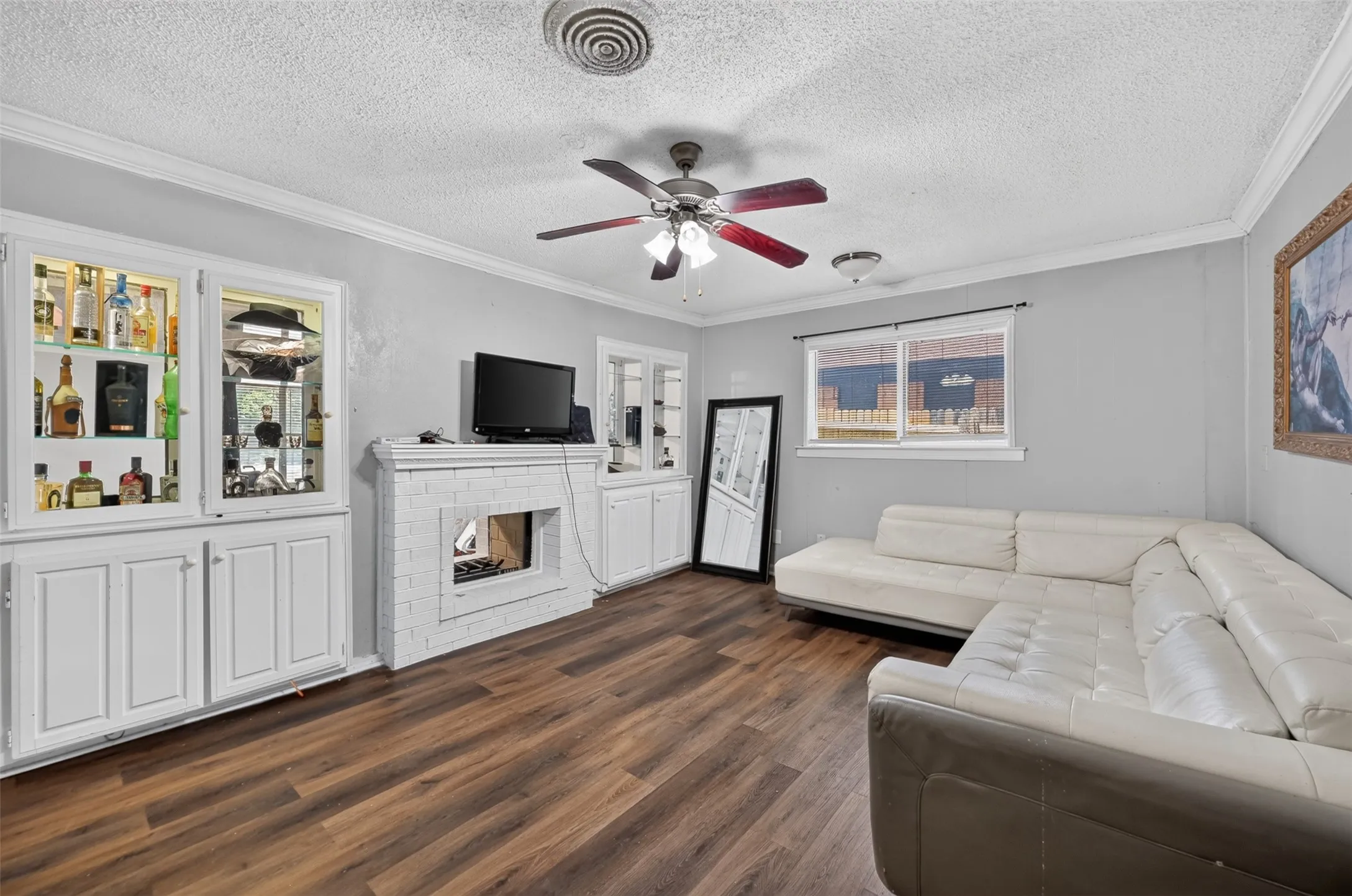 Single Family Residence For Sale in Tarrant County , 423 Mckown Drive, Mansfield, Texas 76063, 4 Bedroom, 2 Bathroom, 2 Garage spaces, 1,628 Sqft, built in 1960, Price $220,000, mls#21340361, Real Estate Agent in Mansfield, Homes For Sale in Tarrant county, Homes For Sale in Mansfield, Realtor in Mansfield Texas, Real Estate Brokerage Independent Realty Texas, Luminita Cordes Realtor