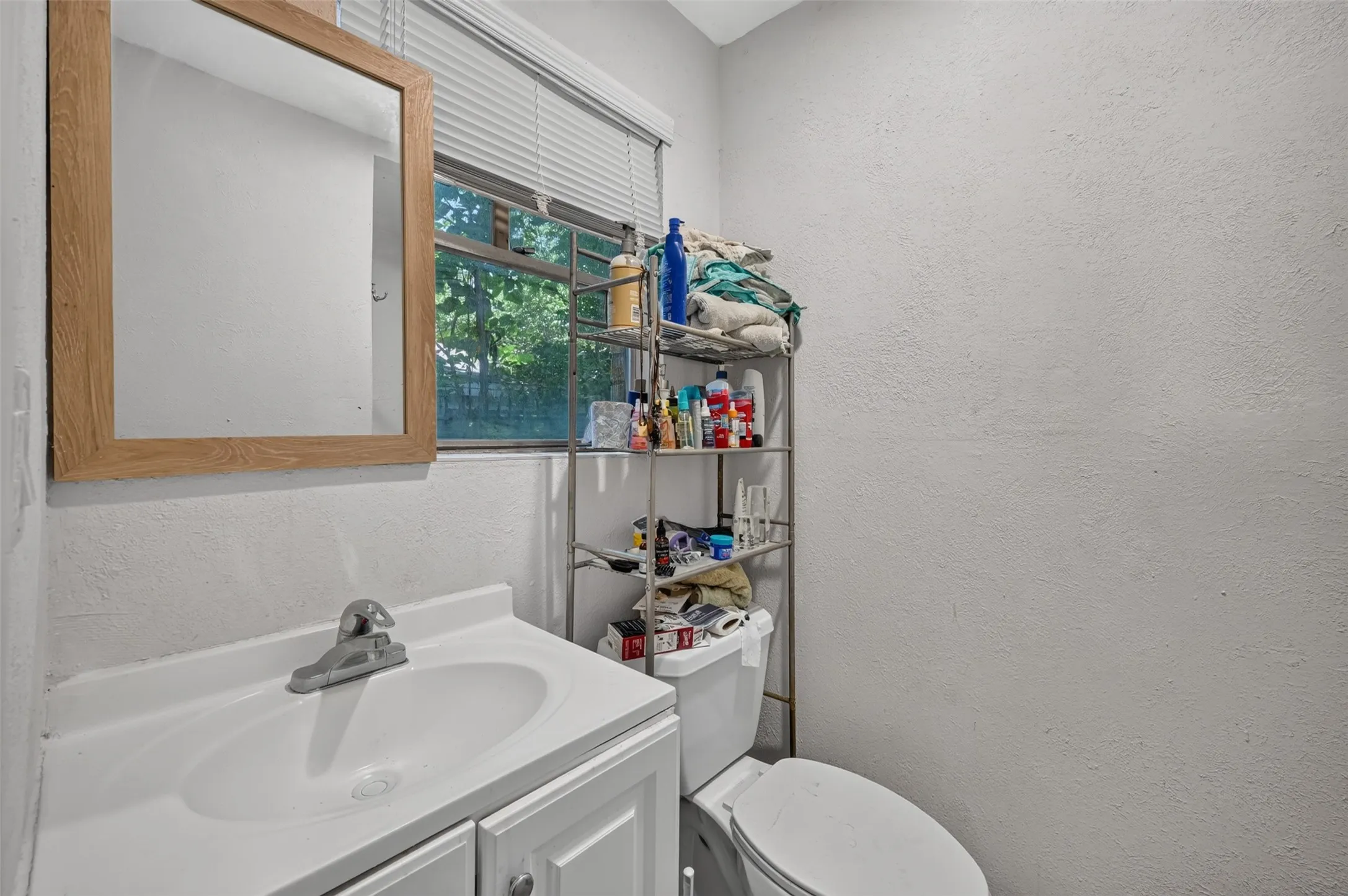 Single Family Residence For Sale in Tarrant County , 423 Mckown Drive, Mansfield, Texas 76063, 4 Bedroom, 2 Bathroom, 2 Garage spaces, 1,628 Sqft, built in 1960, Price $220,000, mls#21340361, Real Estate Agent in Mansfield, Homes For Sale in Tarrant county, Homes For Sale in Mansfield, Realtor in Mansfield Texas, Real Estate Brokerage Independent Realty Texas, Luminita Cordes Realtor