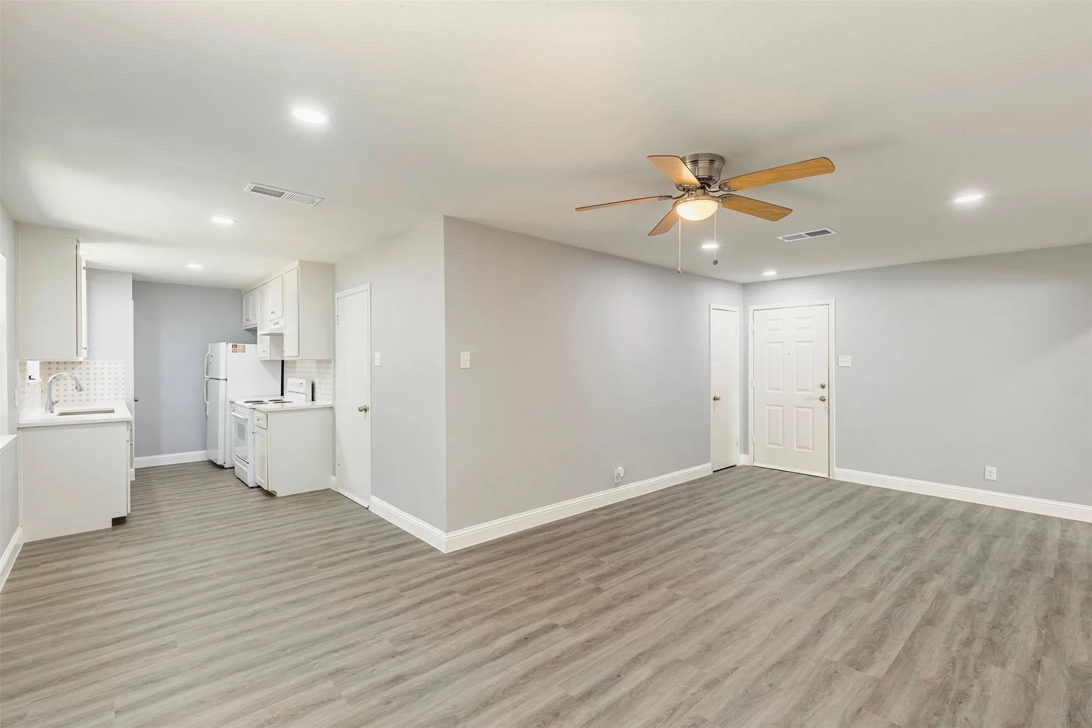 Single Family Residence For Sale in Dallas County , 11412 Small Drive, Balch Springs, Texas 75180, 3 Bedroom, 2 Bathroom, 2 Garage spaces, 1,113 Sqft, built in 1971, mls#21339703, Real Estate Agent in Balch Springs, Homes For Sale in Dallas county, Homes For Sale in Balch Springs, Realtor in Balch Springs Texas, Real Estate Brokerage Independent Realty Texas, Luminita Cordes Realtor