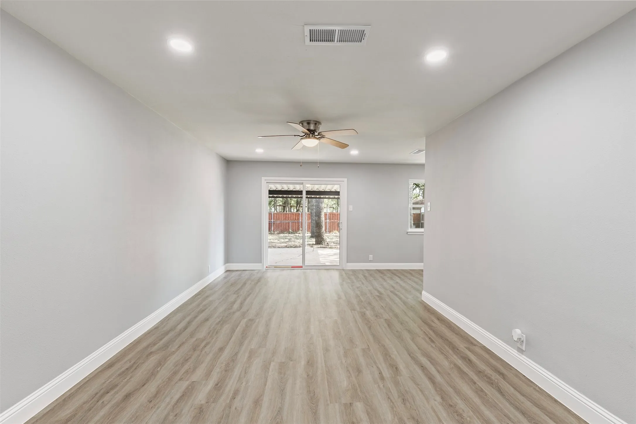 Single Family Residence For Sale in Dallas County , 11412 Small Drive, Balch Springs, Texas 75180, 3 Bedroom, 2 Bathroom, 2 Garage spaces, 1,113 Sqft, built in 1971, mls#21339703, Real Estate Agent in Balch Springs, Homes For Sale in Dallas county, Homes For Sale in Balch Springs, Realtor in Balch Springs Texas, Real Estate Brokerage Independent Realty Texas, Luminita Cordes Realtor