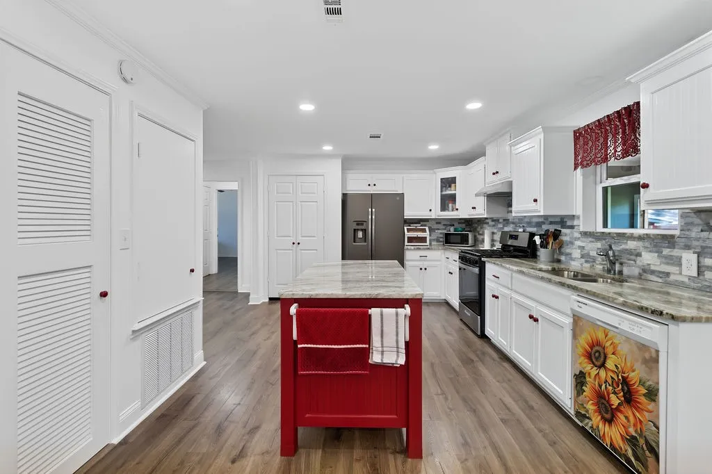 Single Family Residence For Sale in Morris County , 208 SOUTHSHORE Drive, Lone Star, Texas 75668, 3 Bedroom, 2 Bathroom, Garage spaces, 1,944 Sqft, built in 1950, mls#21341280, Real Estate Agent in Lone Star, Homes For Sale in Morris county, Homes For Sale in Lone Star, Realtor in Lone Star Texas, Real Estate Brokerage Independent Realty Texas, Luminita Cordes Realtor